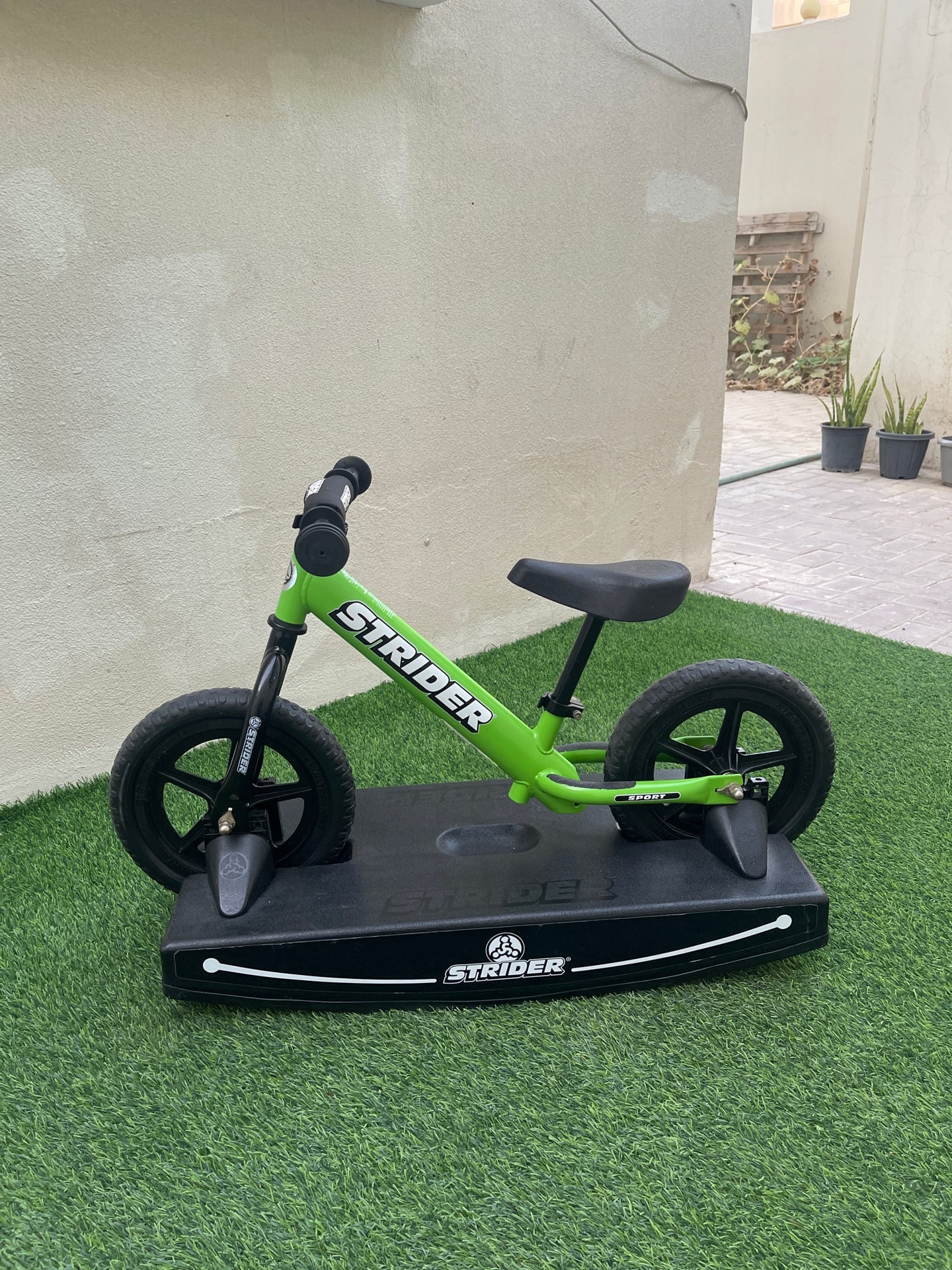 Strider 12 inch Sport Balance Bike + Stand/Rocking Base - Image 2