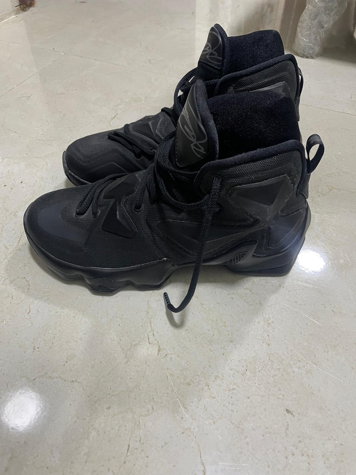 LEBRON NIKE SHOE LIKE NEW - 40 SIZE - Image 4