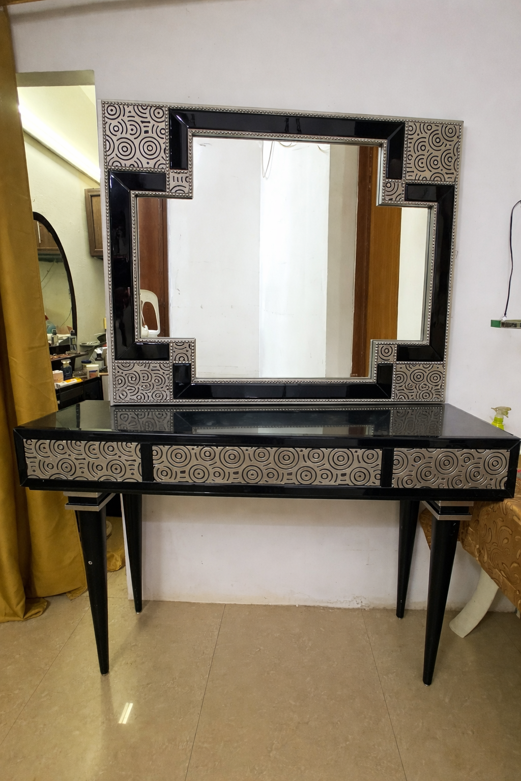 Dressing Table with Large Mirror - Image 1