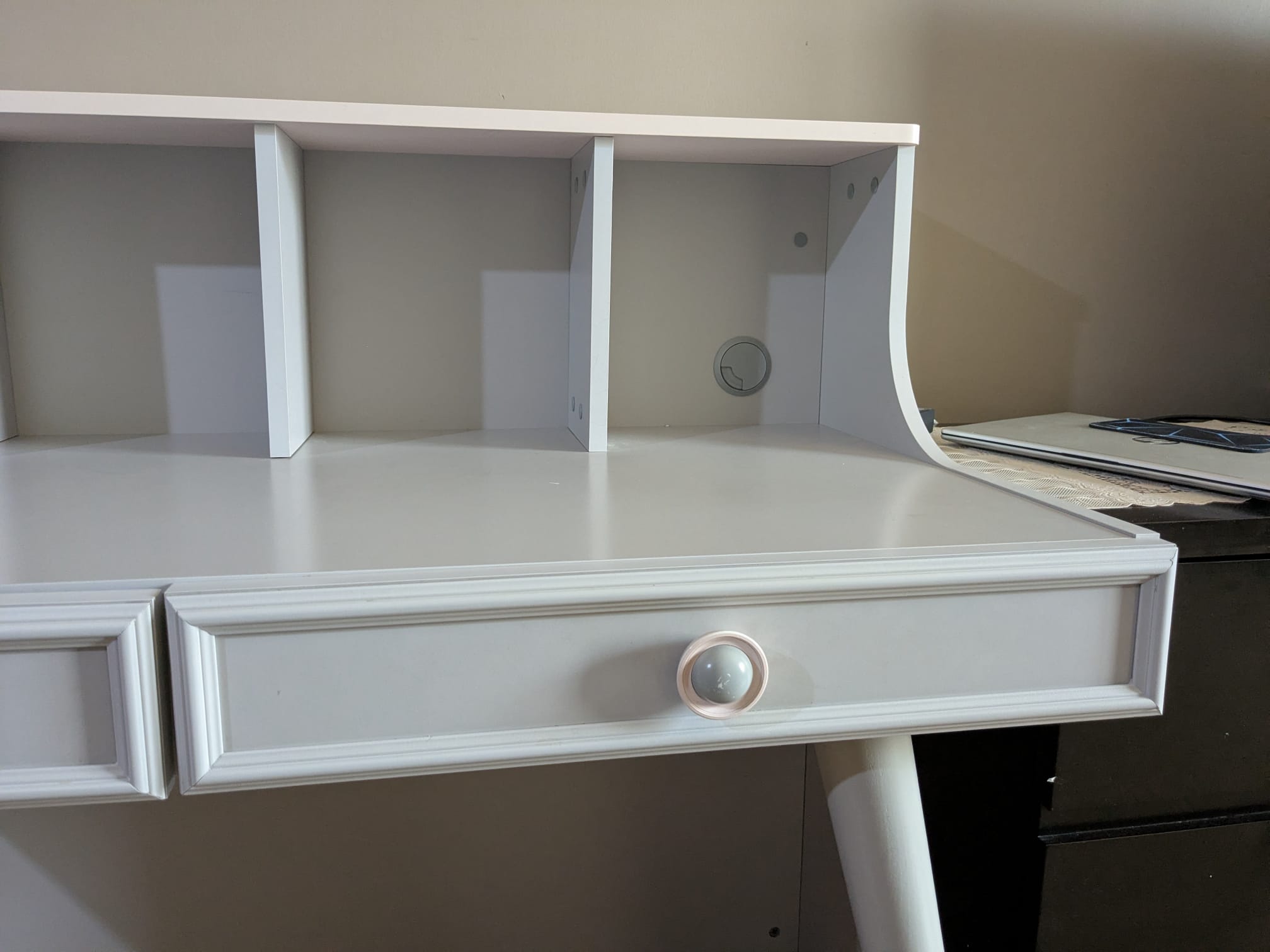 Home Centre Sweety Desk with Hutch, in very good condition, looks NEW - Image 5