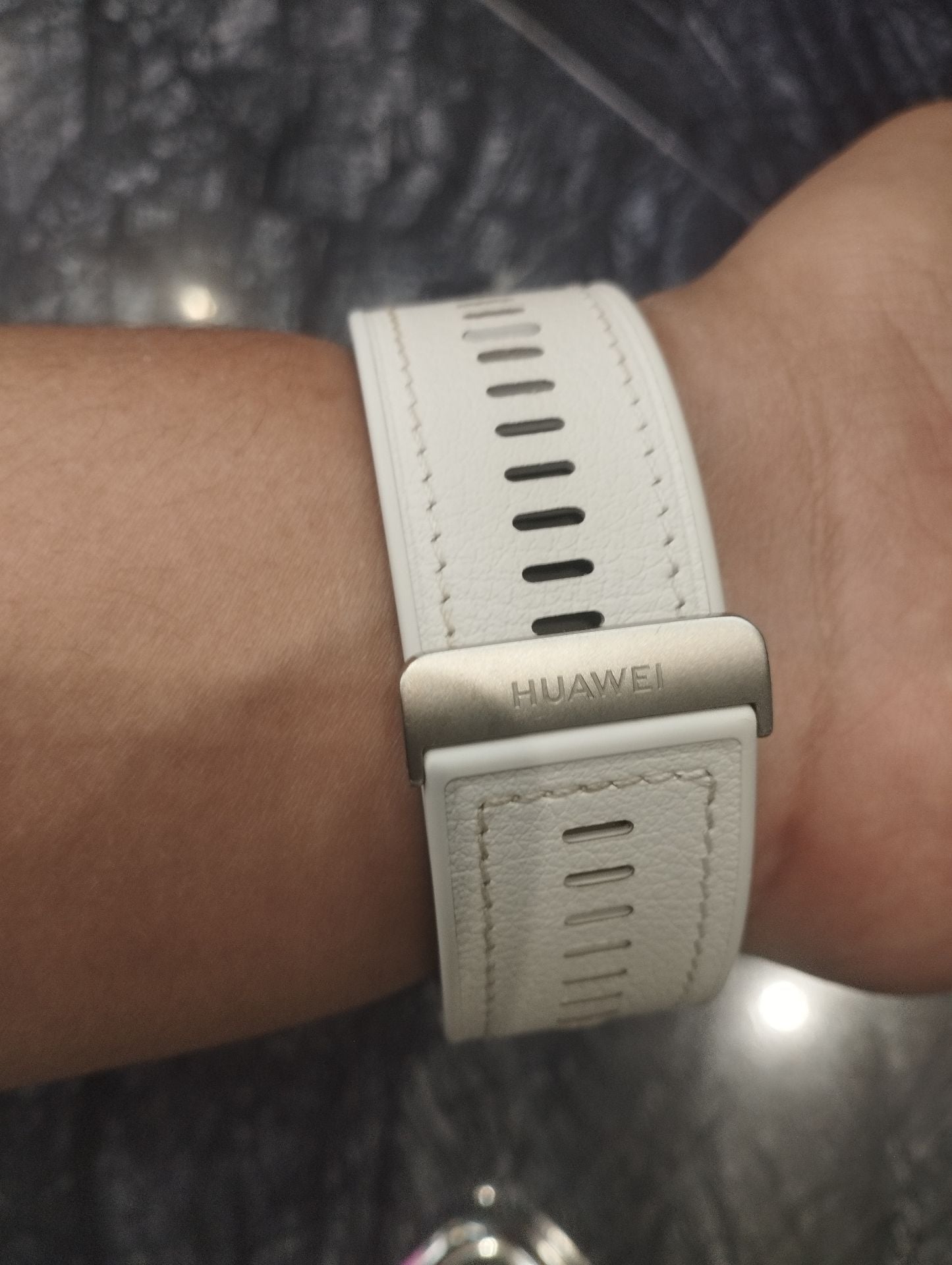 Huawei D2 watch in Rose Gold  - Image 4