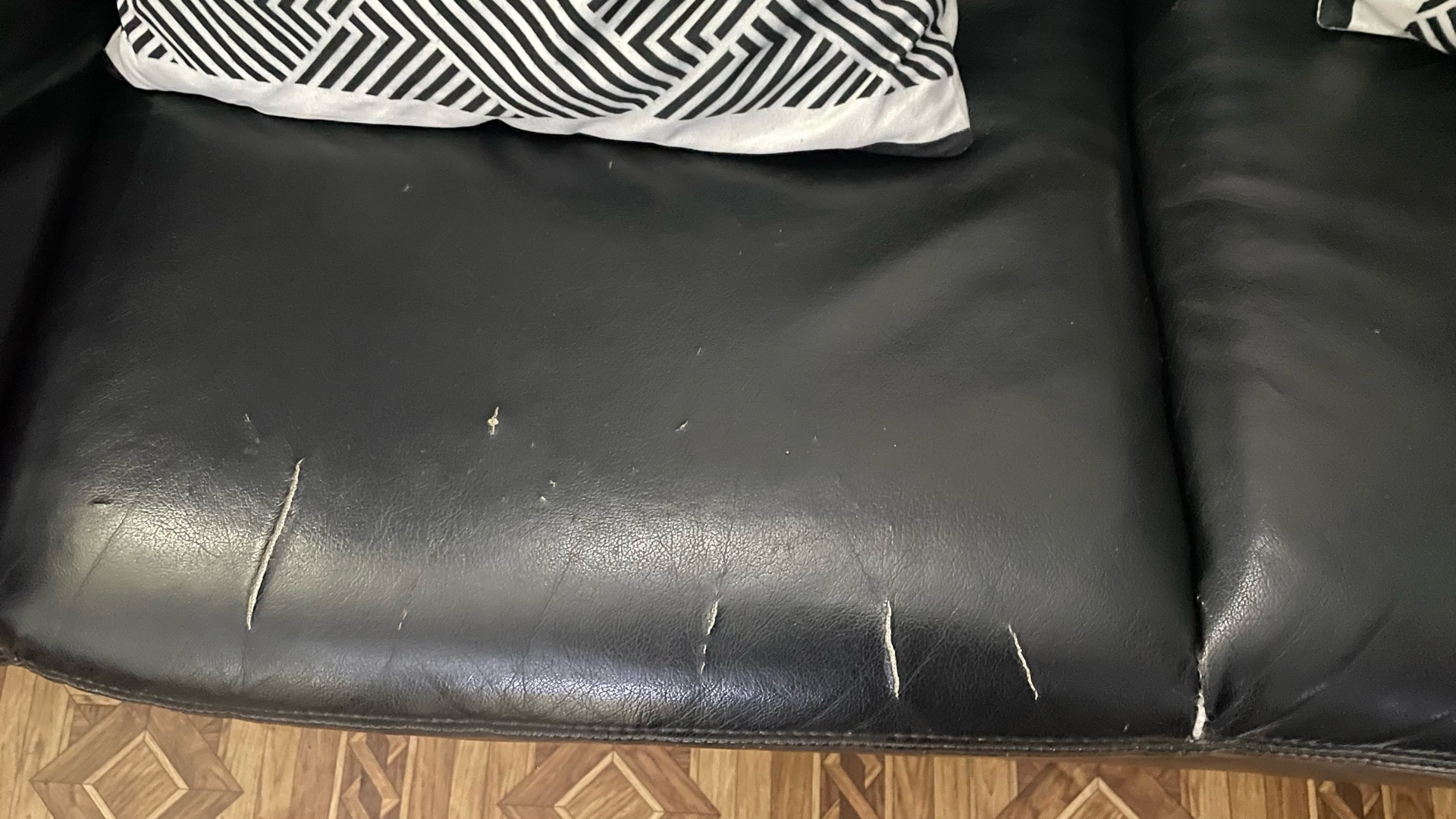 4 sofas and a coffee table  - Image 6