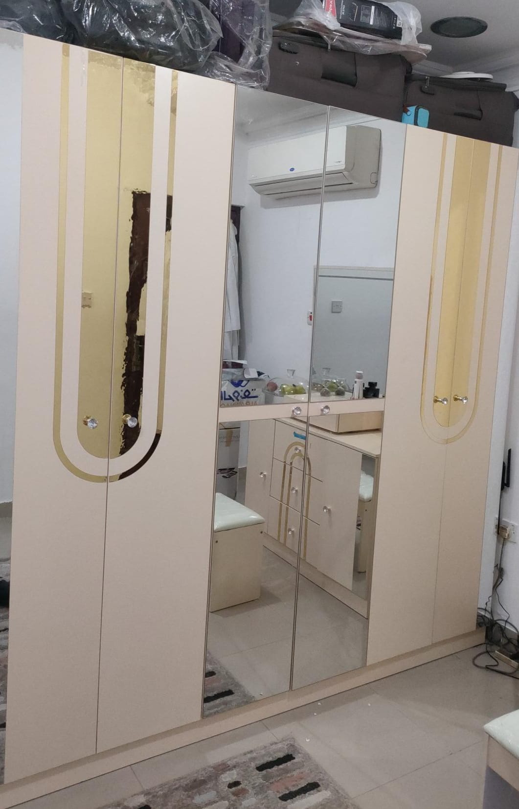Bedroom set with six door cupboard in good condition - Image 3