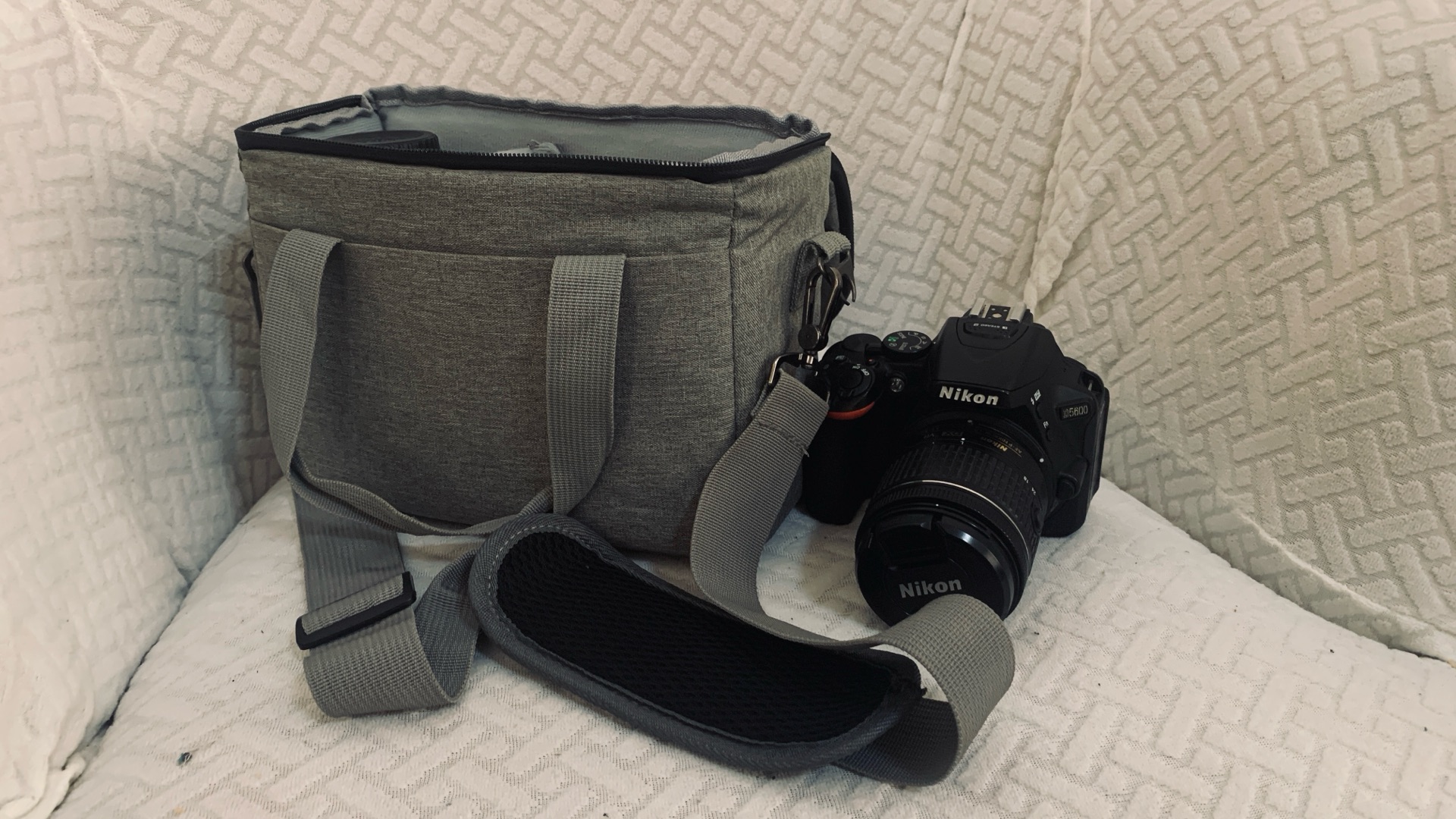 Nikon D5600 with Nikkor 18-55 mm and Visico speedlight flash - Image 6