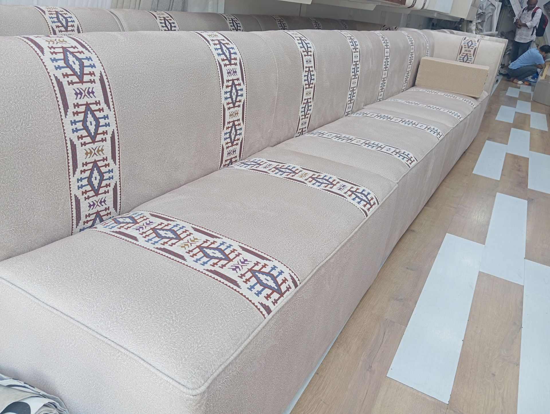 Majlis Sofa Set 10 metre only 2000 qar - Image 3