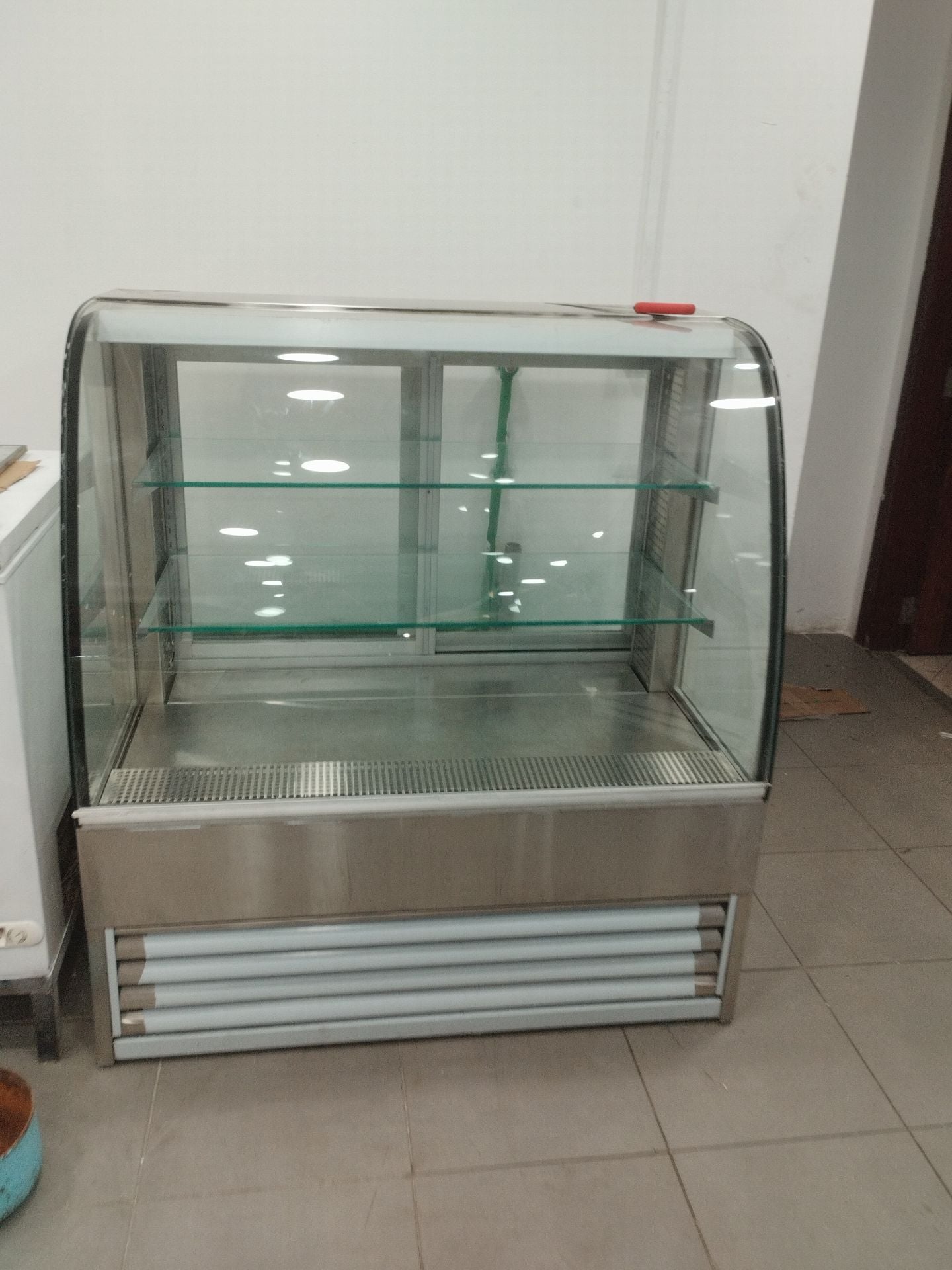 Display chiller for sale  - Image 4