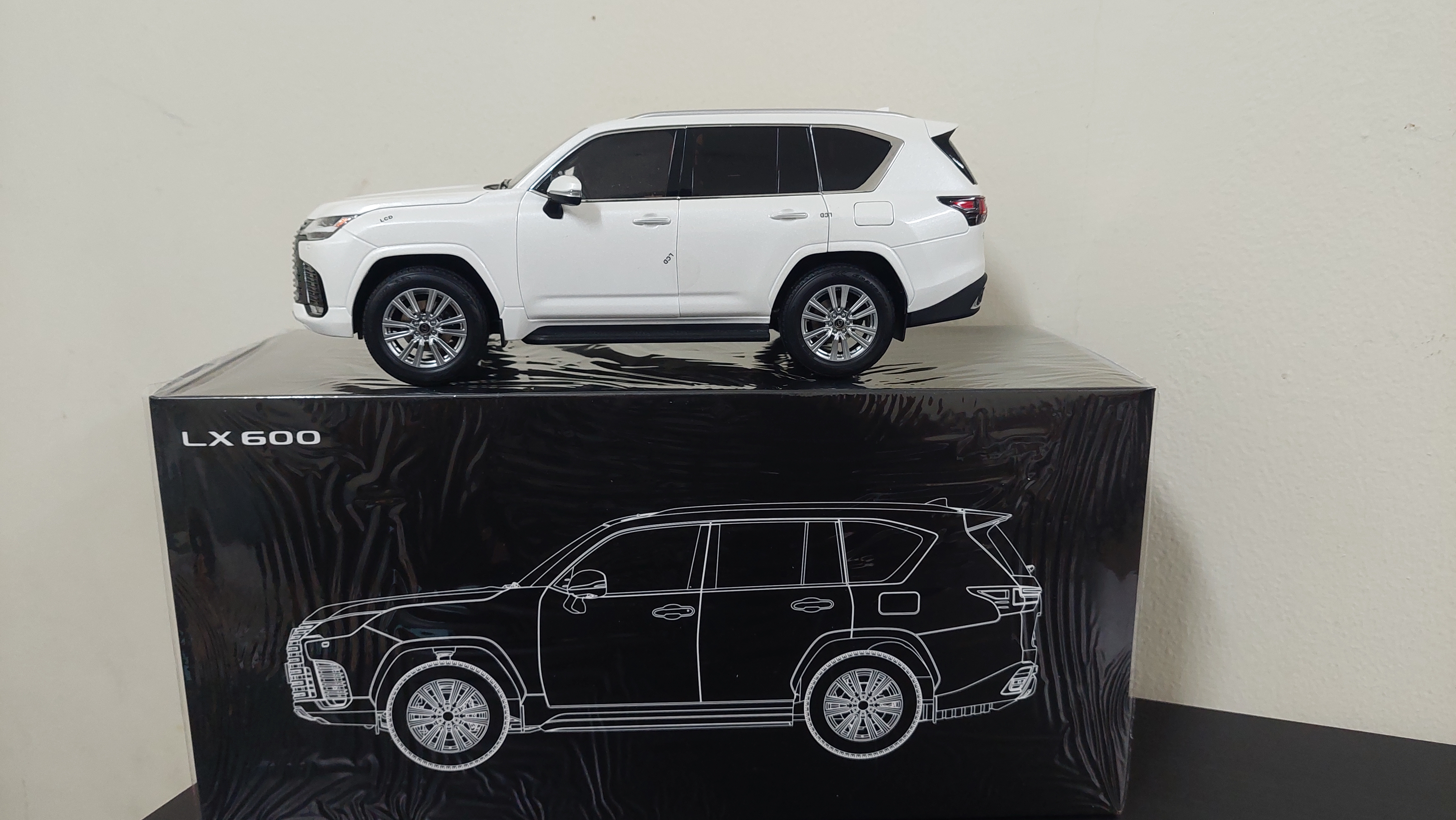 1:18 lexus lx600 model car  - Image 2