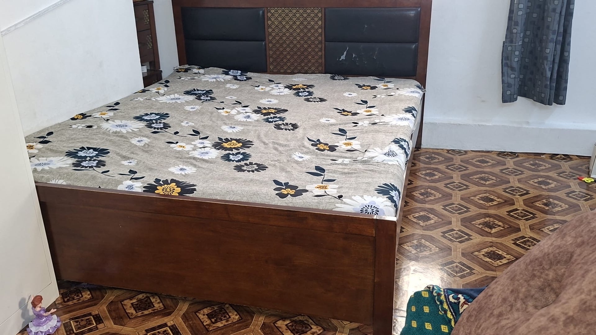 Queen size bed - Moving sale - Image 2