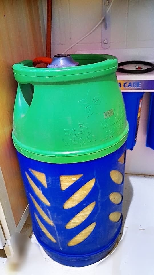 Gas stove with cylinder plus pipe - Image 1
