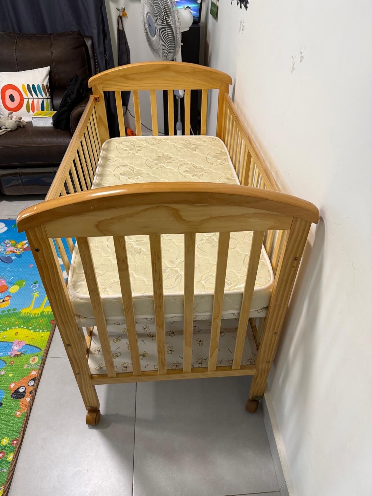 Baby bed with extensions and mattress  - Image 4