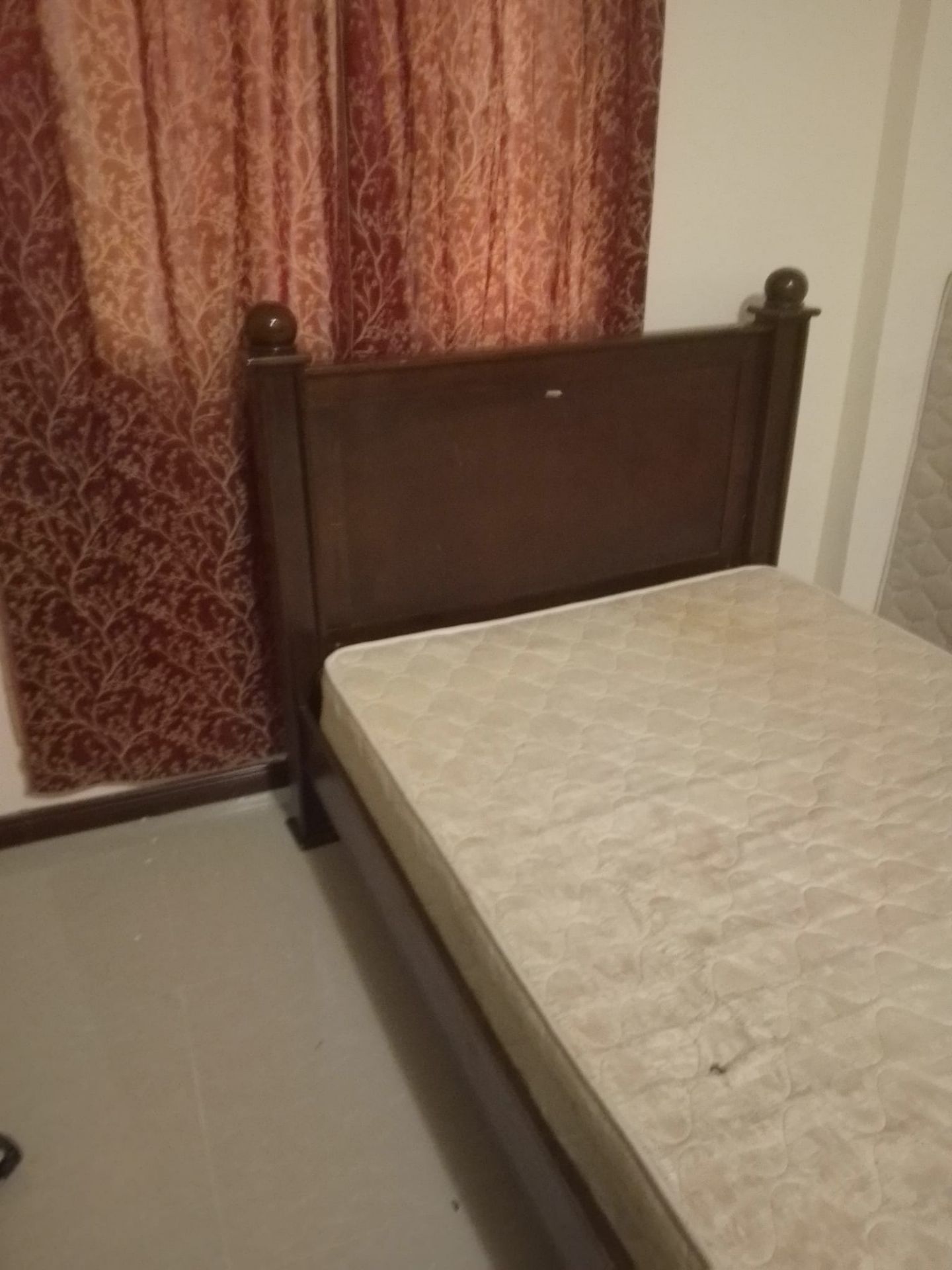 سرير خشبي مزدوج ومرتبة نوابض - Image 3