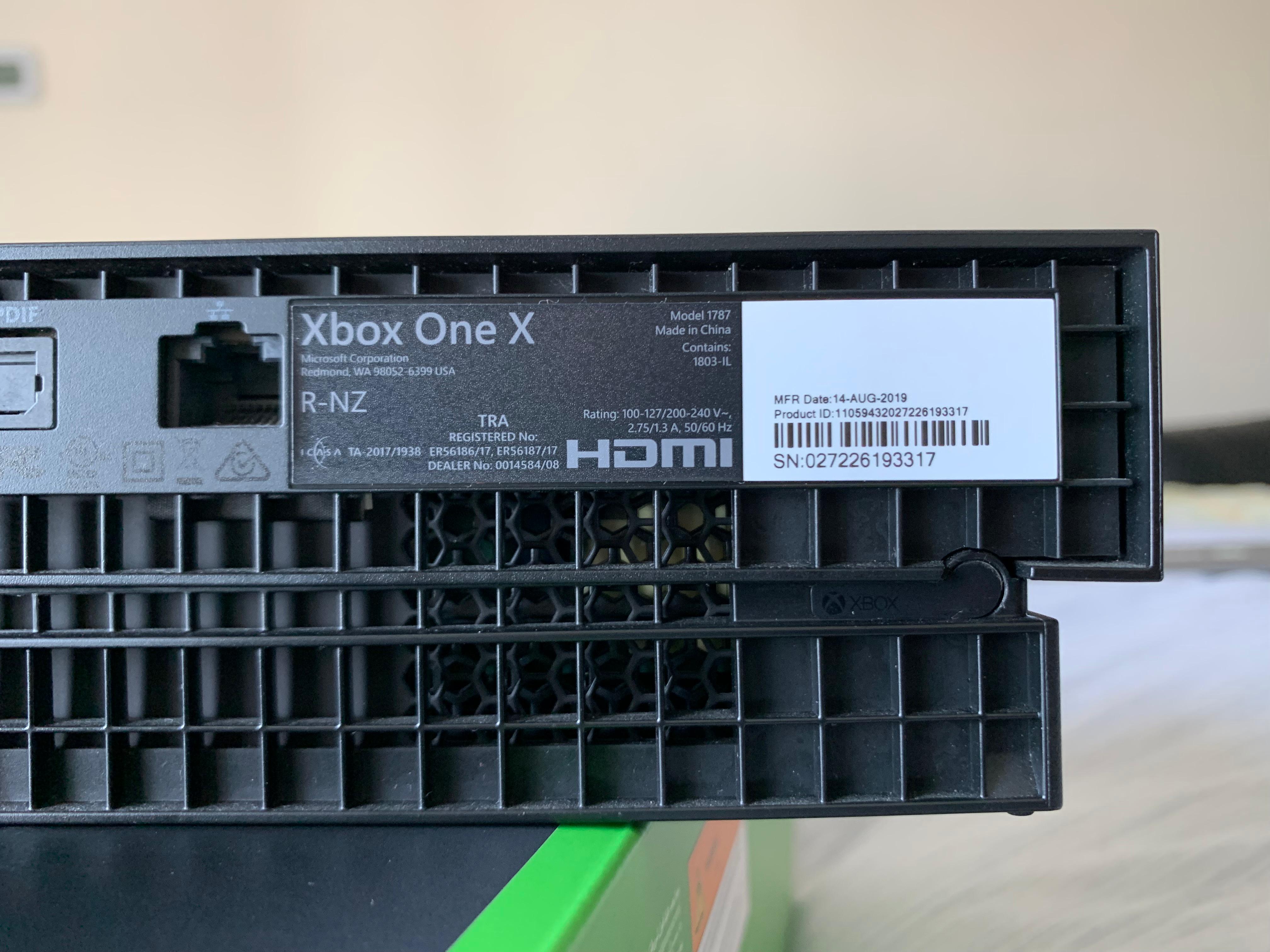 Xbox One X 1TB - بحالة ممتازة - مع ألعاب وعلبة - Image 6