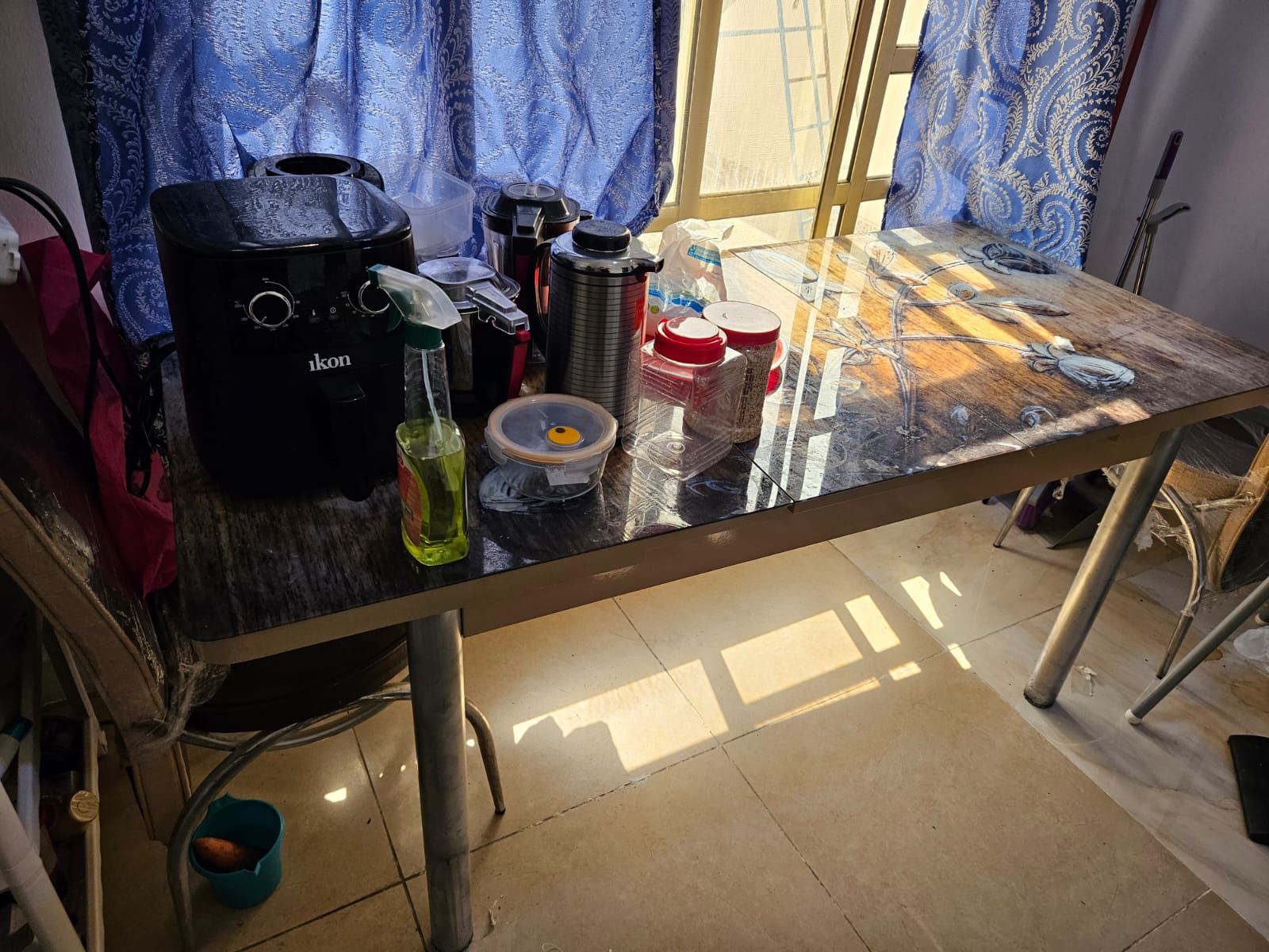 Extendable dining table with 4 chairs - Image 1