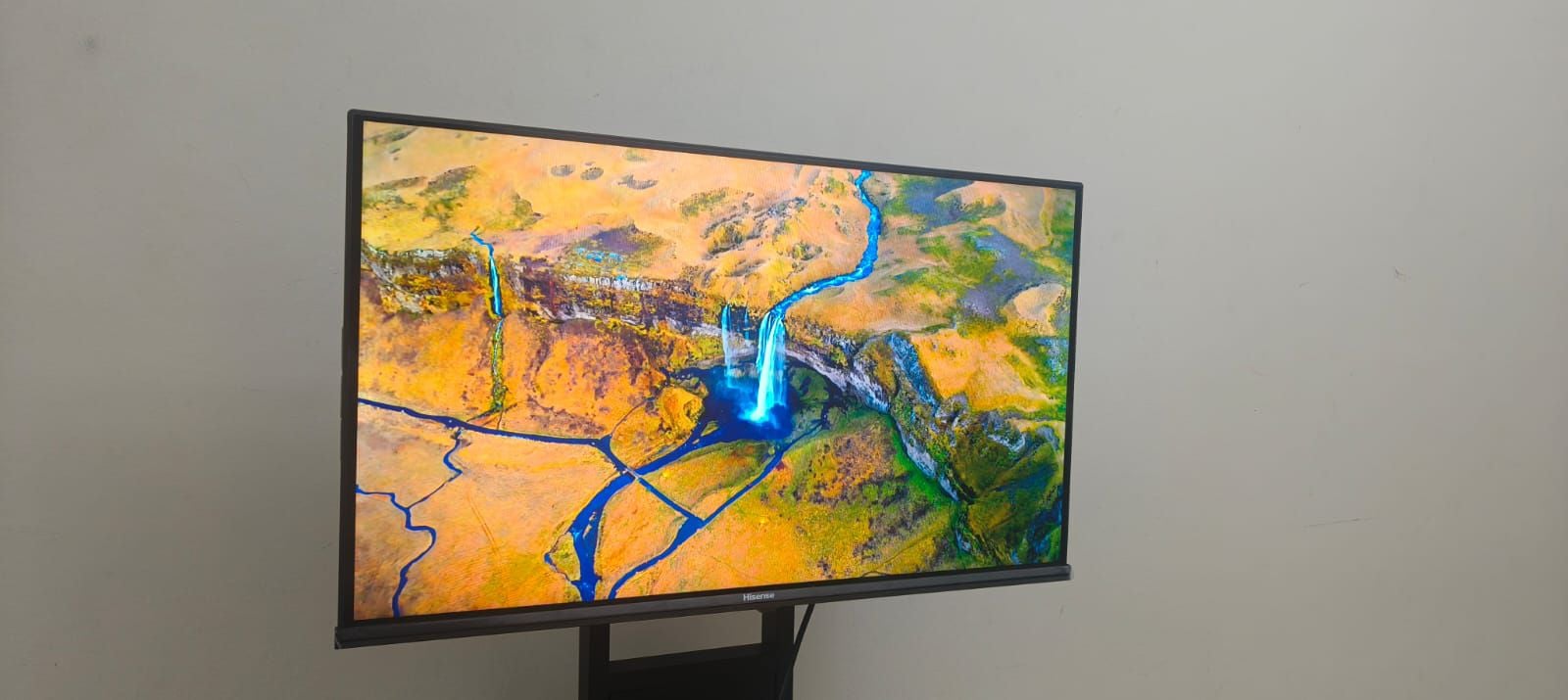 Hisence 32 inch Vidaa smart 4 k with wall bracket  - Image 4