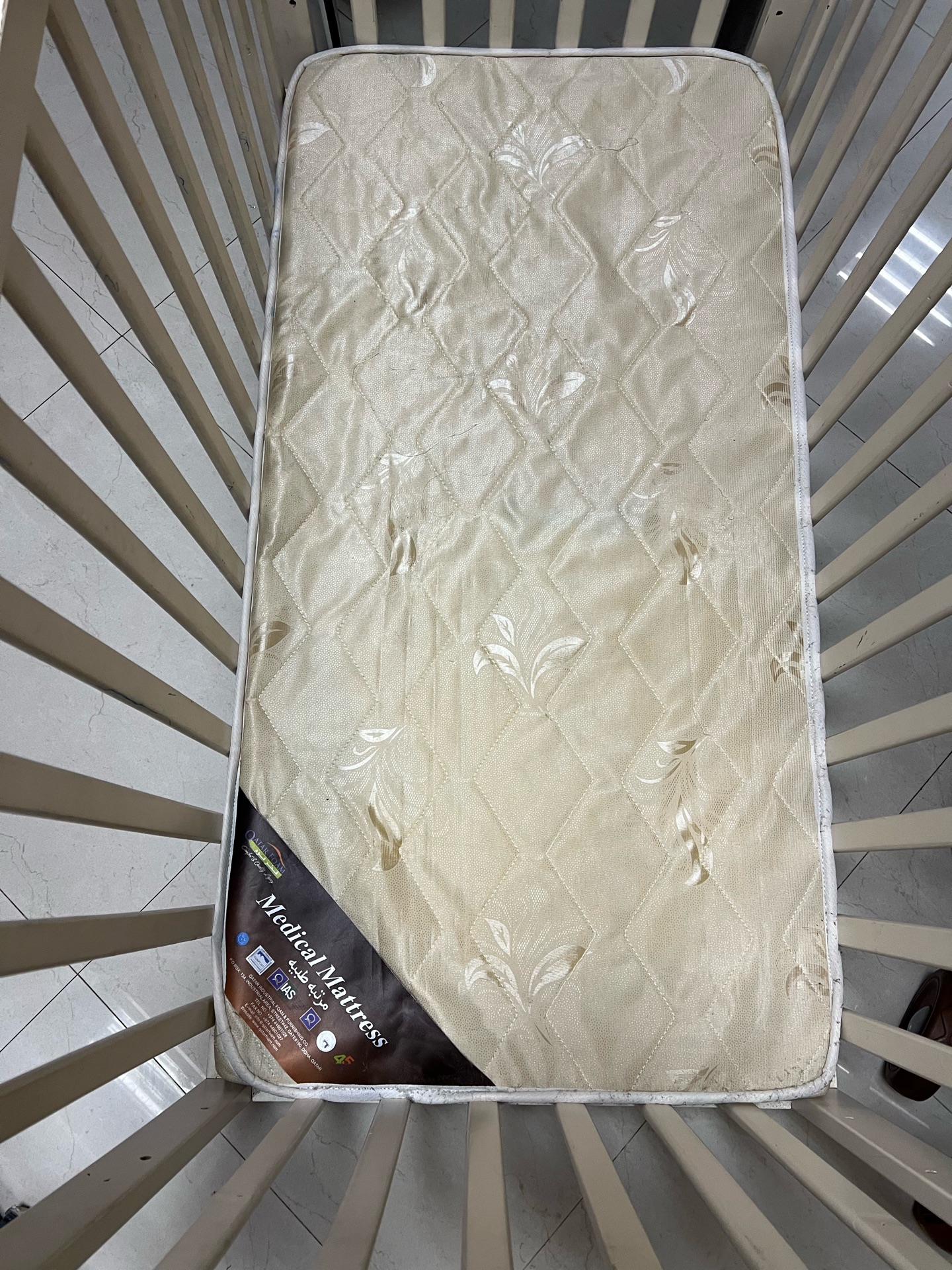 Crib with mattress  - Image 3