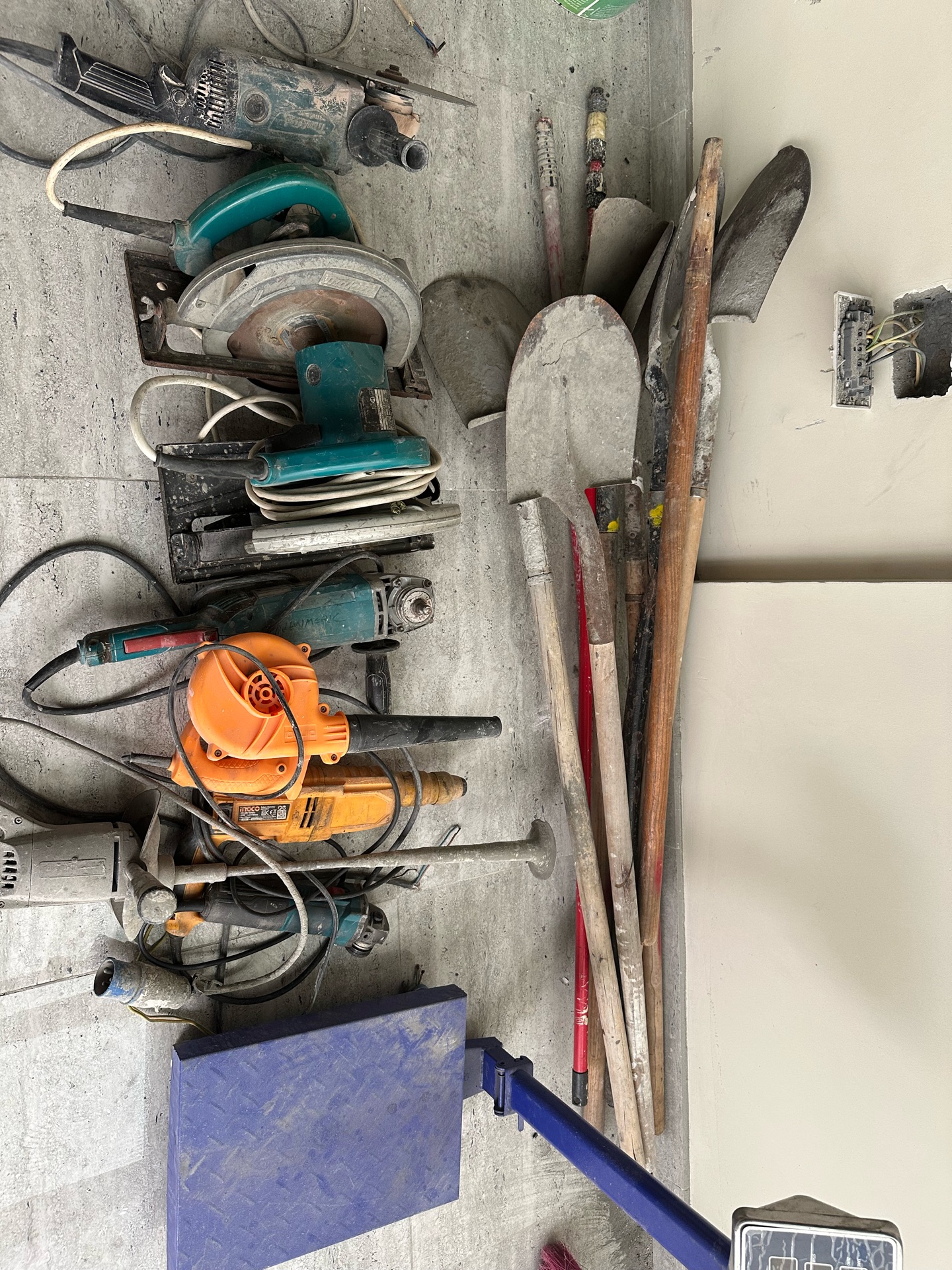 Generator, compactor, vibrator, 1 hp pump and other construction handtools - Image 4