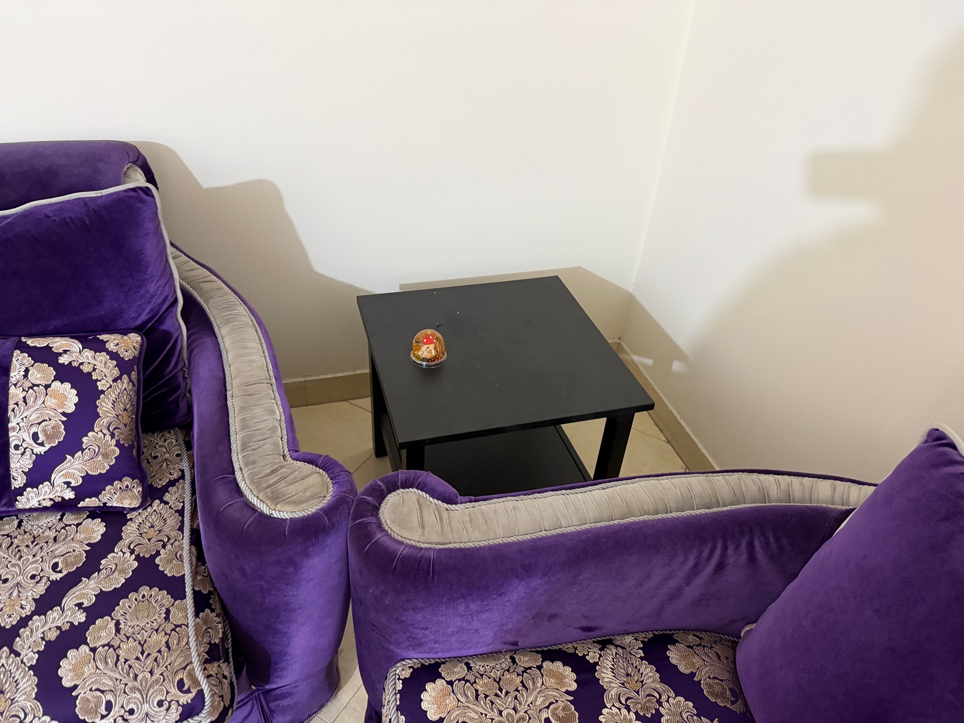 Sofa with centre table and side table - Image 5