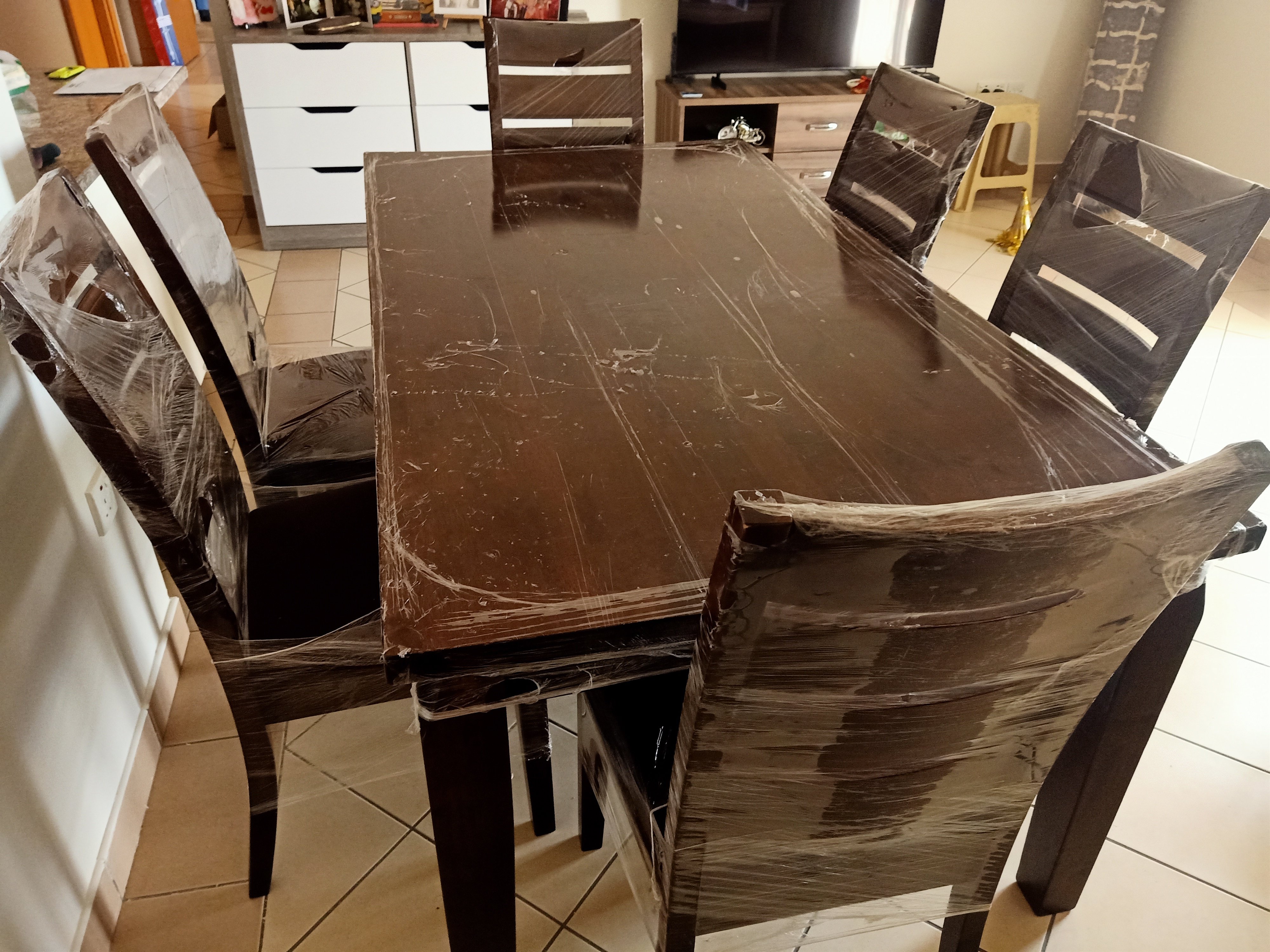 Dinning table + 6 Chairs Excellent condition  - Image 4