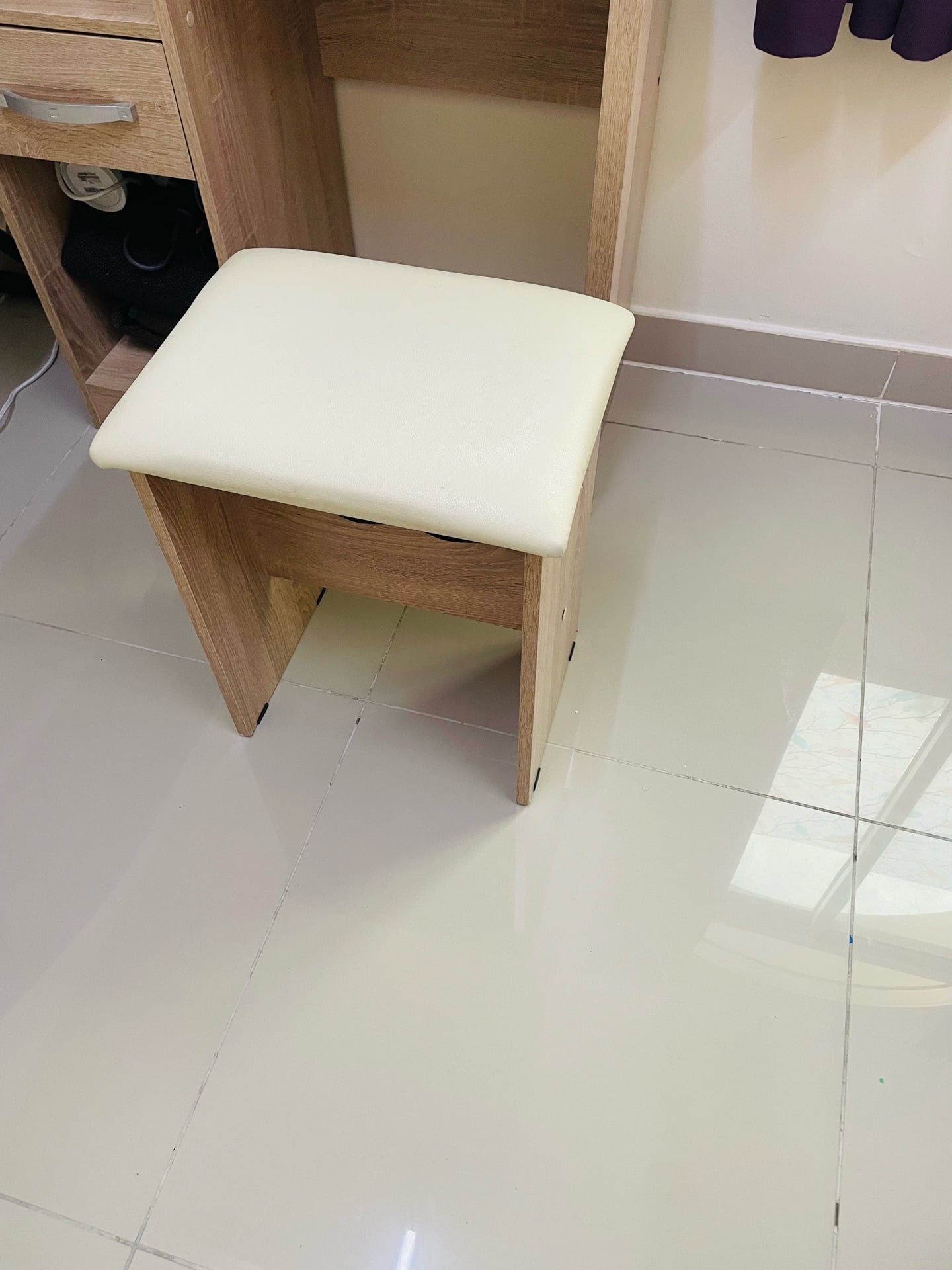 Good condition dressing table with seat - Image 4