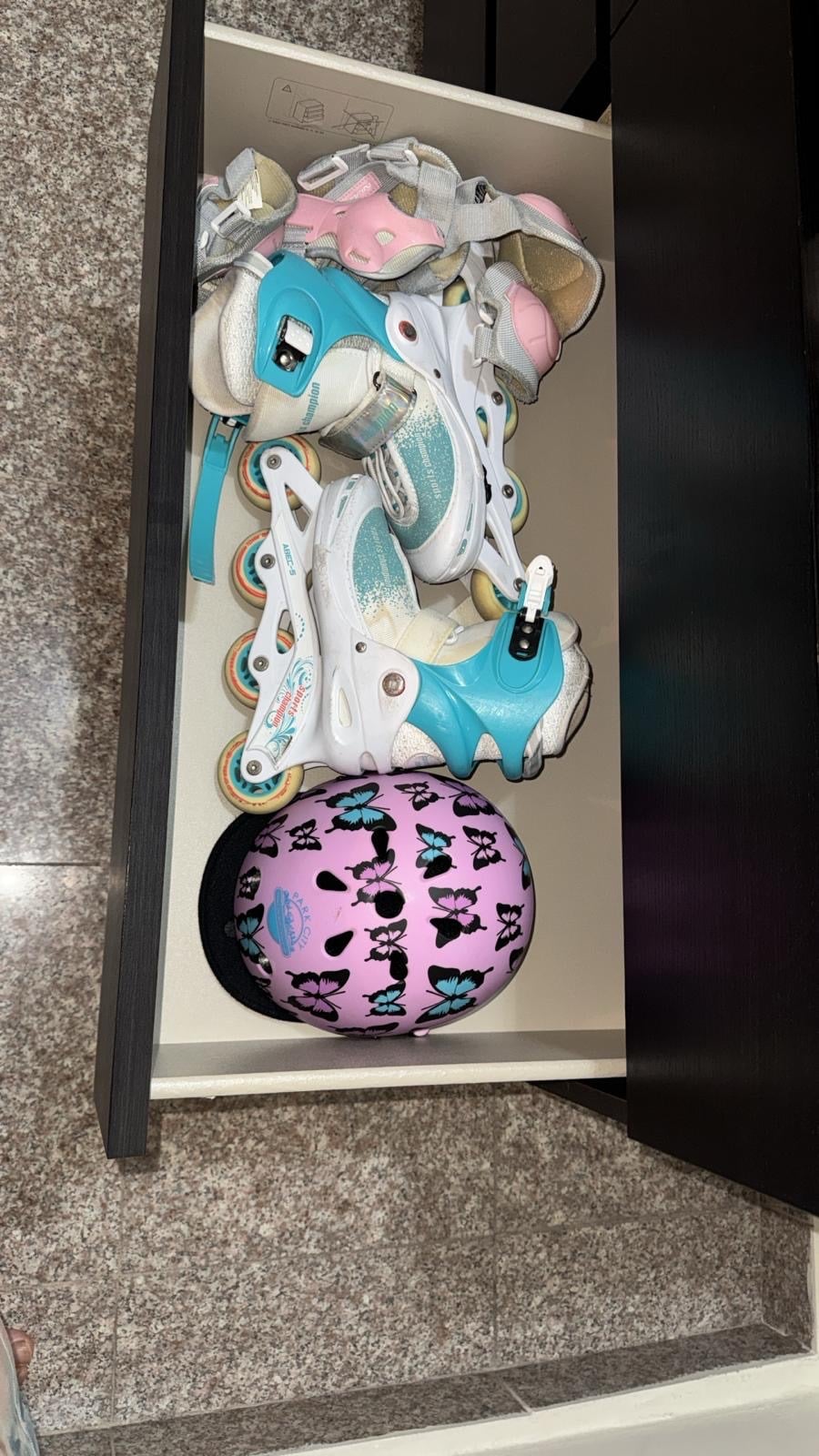 Skate shoes with helmet and accessory - Image 1
