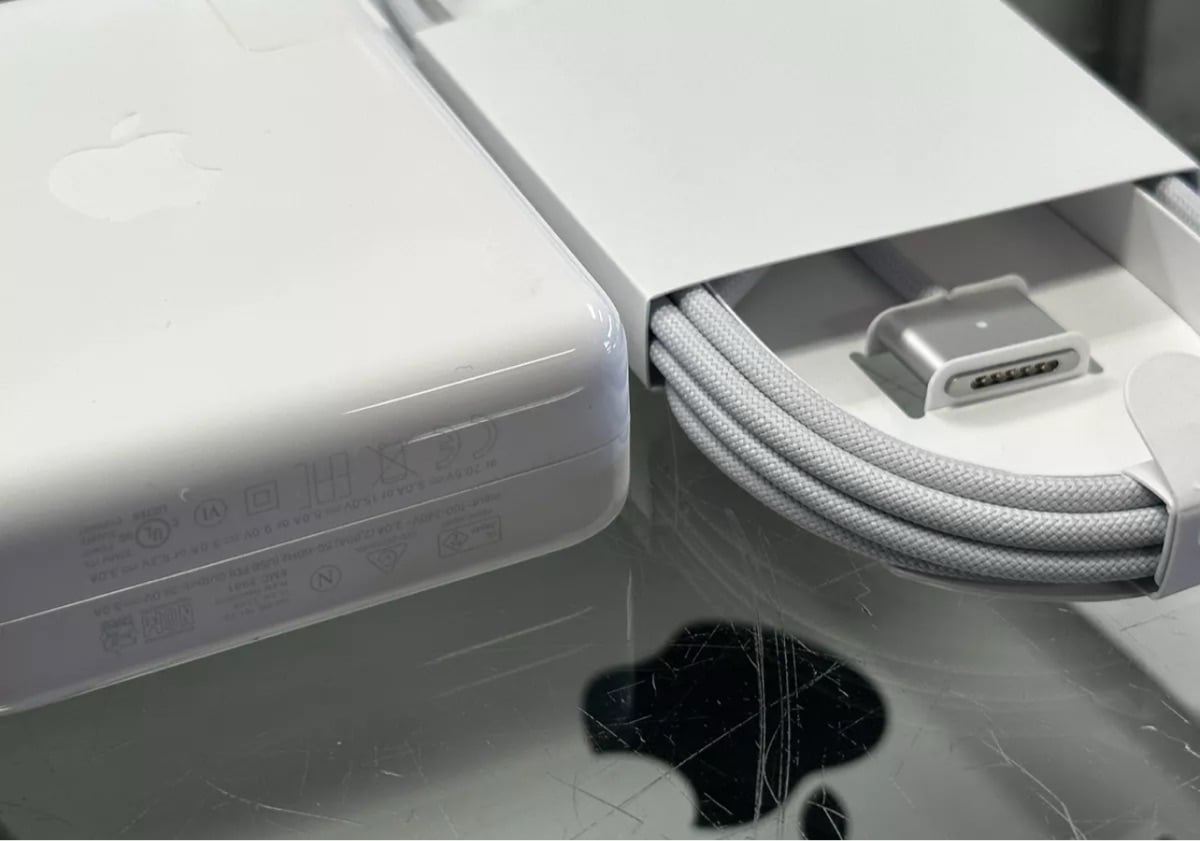 New MacBook 140 watt adapter - Image 4