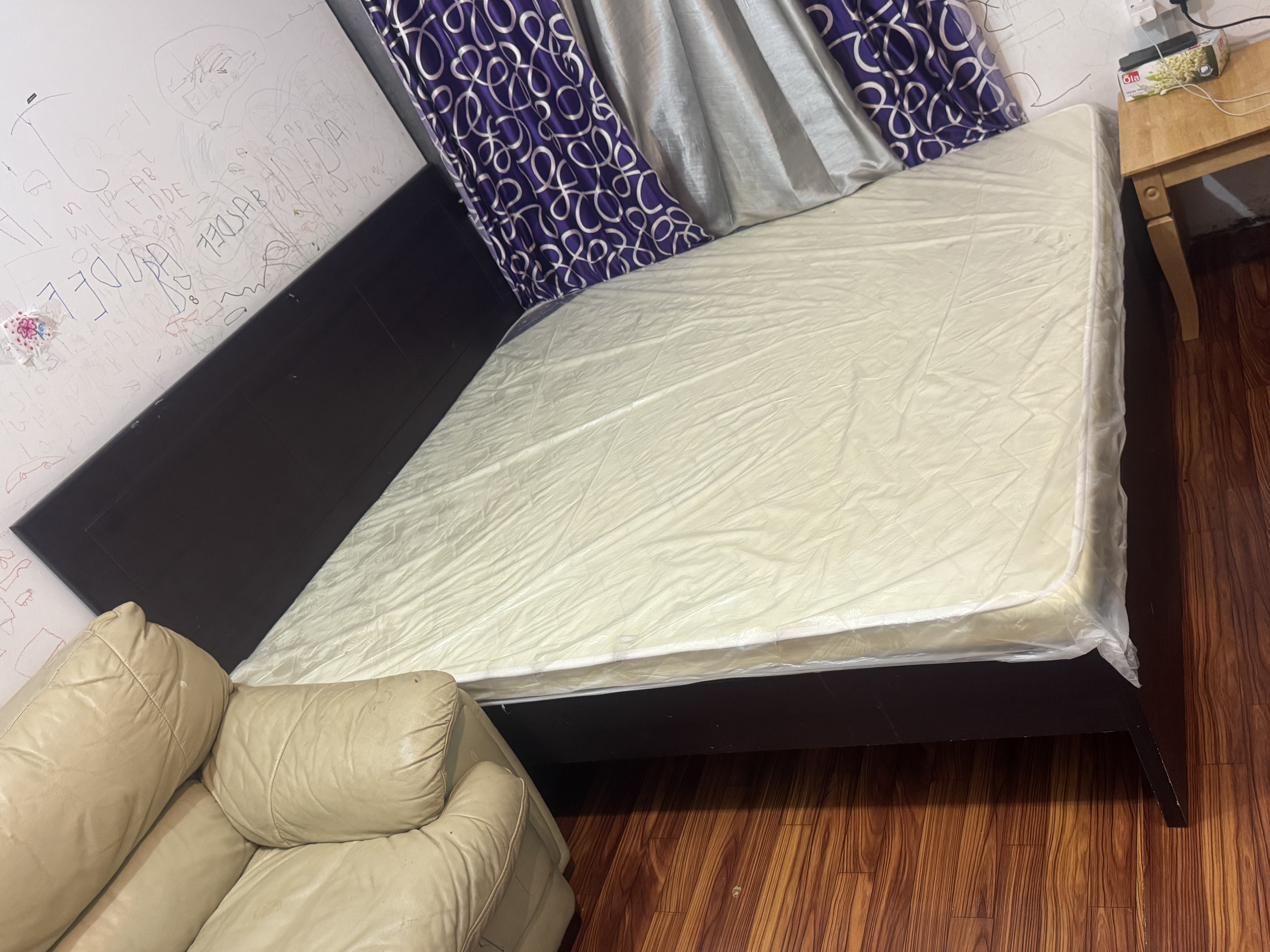 سرير مع مرتبة وخزانة ملابس - Image 1