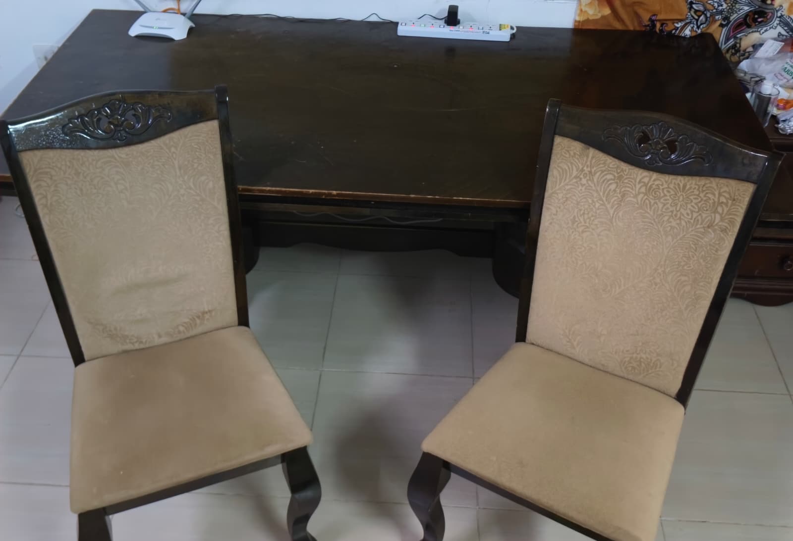 طاولة طعام مع كرسيين، وطاولة قهوة مع كرسيين أريكة - Image 3