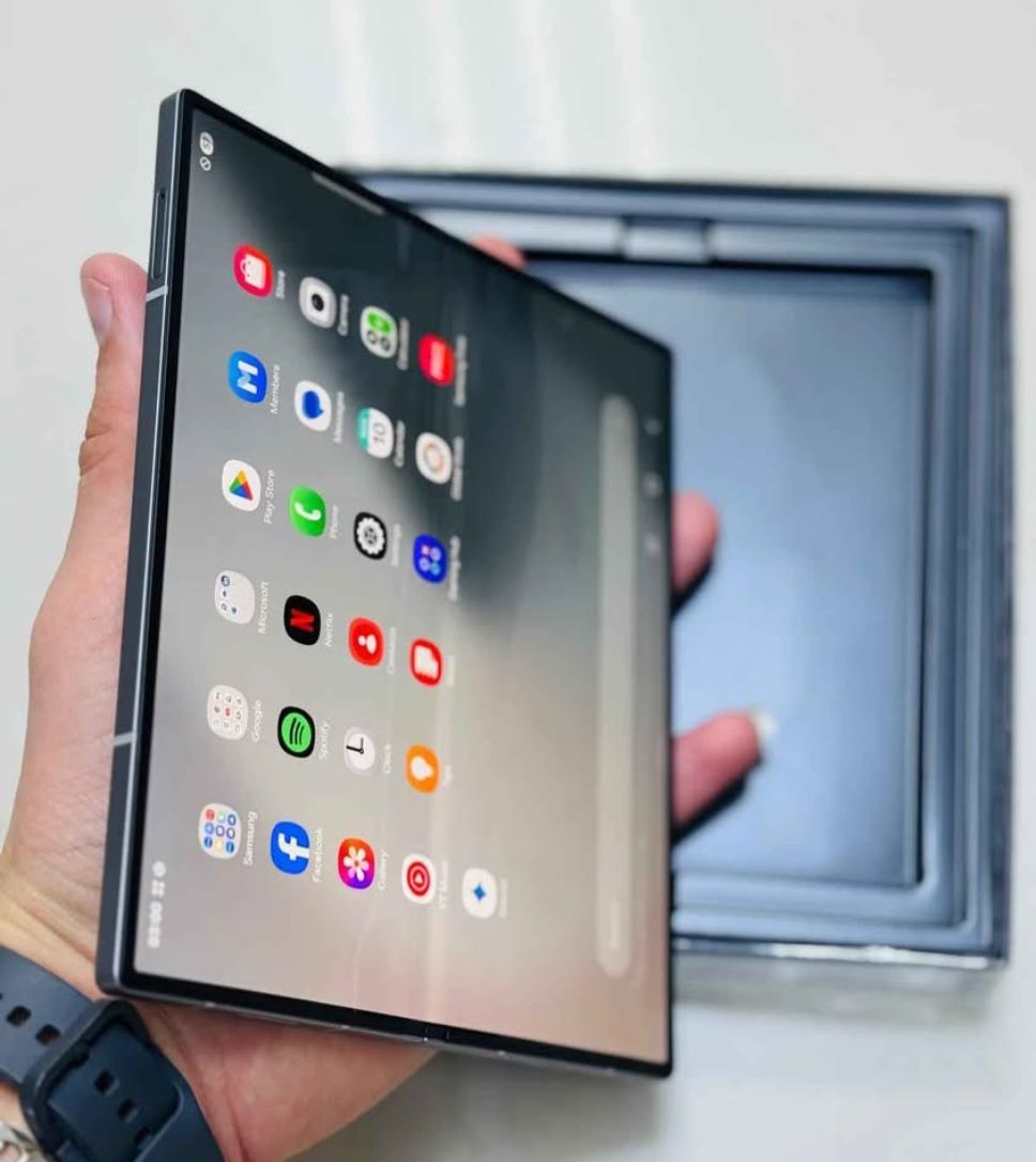 Samsung fold 6 gray excellent  - Image 3