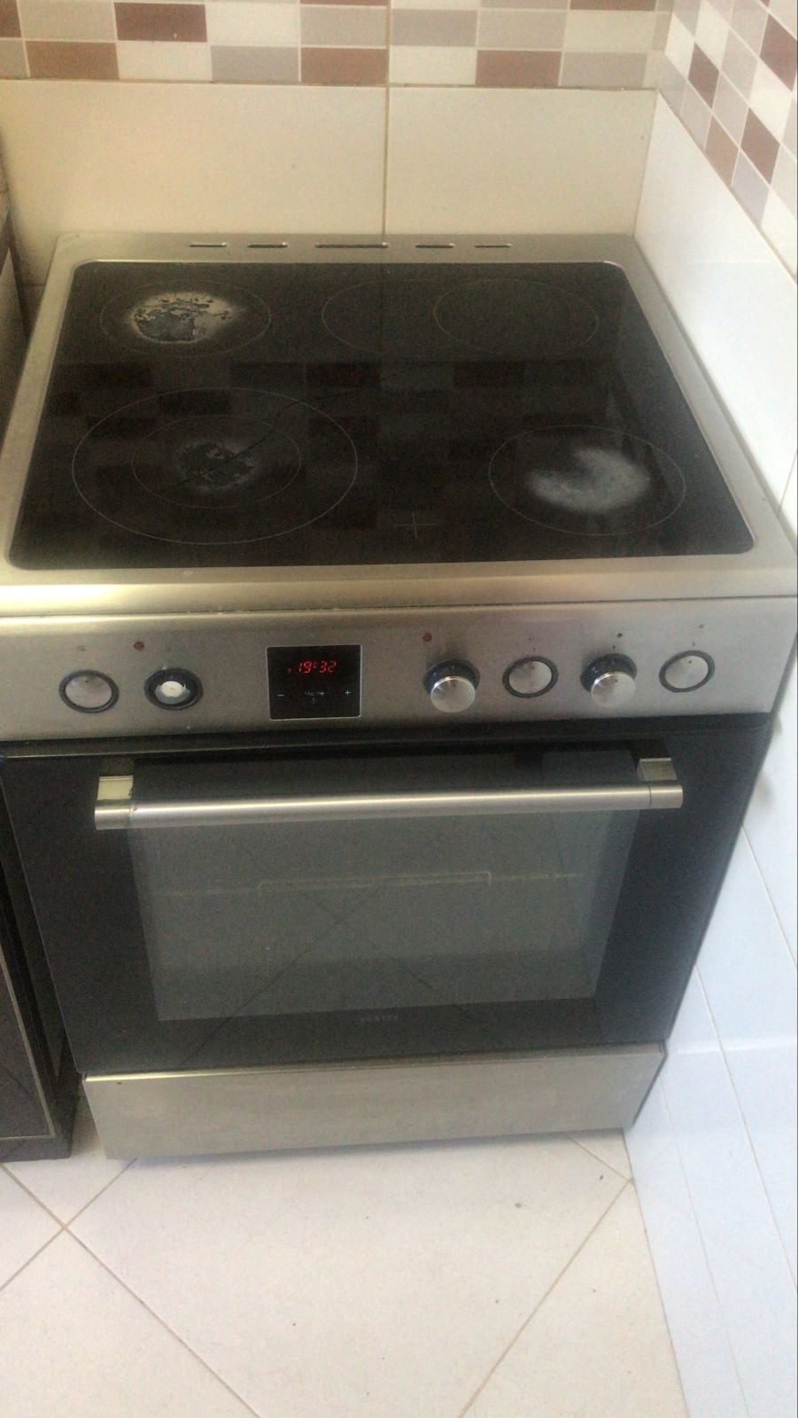 ELECTRIC STOVE WITH OVEN - Image 1
