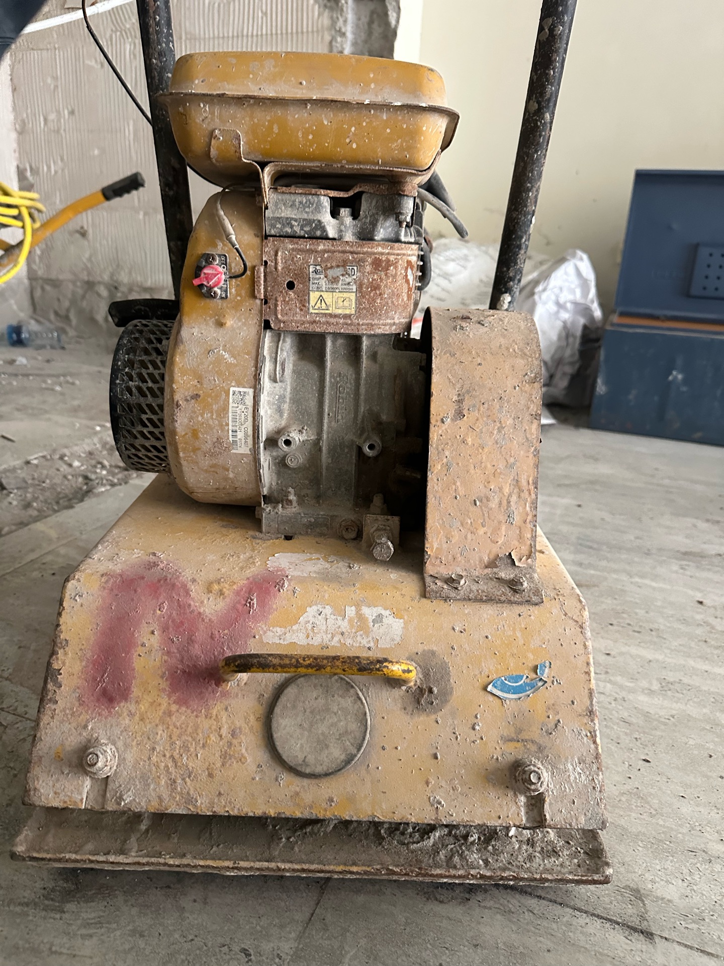 Generator, compactor, vibrator, 1 hp pump and other construction handtools - Image 6
