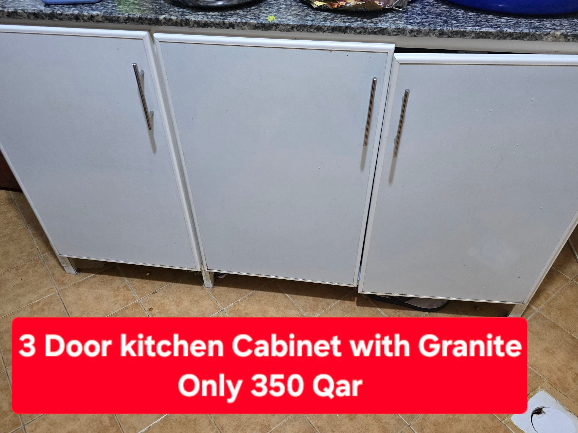 Good condition kitchen cabimet with 3 doors 300 QAR LAST PRICE WITH GRANITE TOP - Image 4