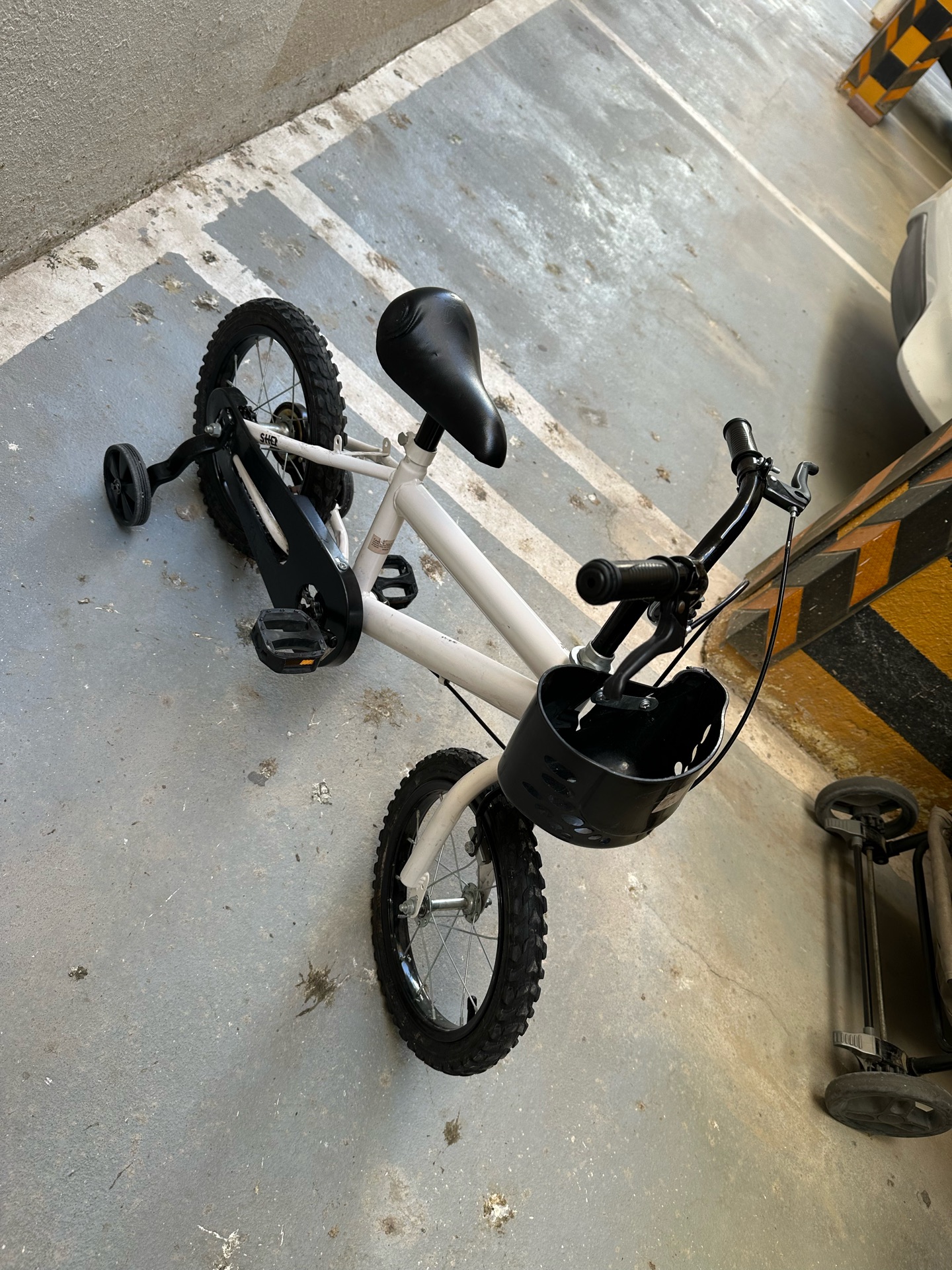 Kids cycle with supported wheels - Image 2