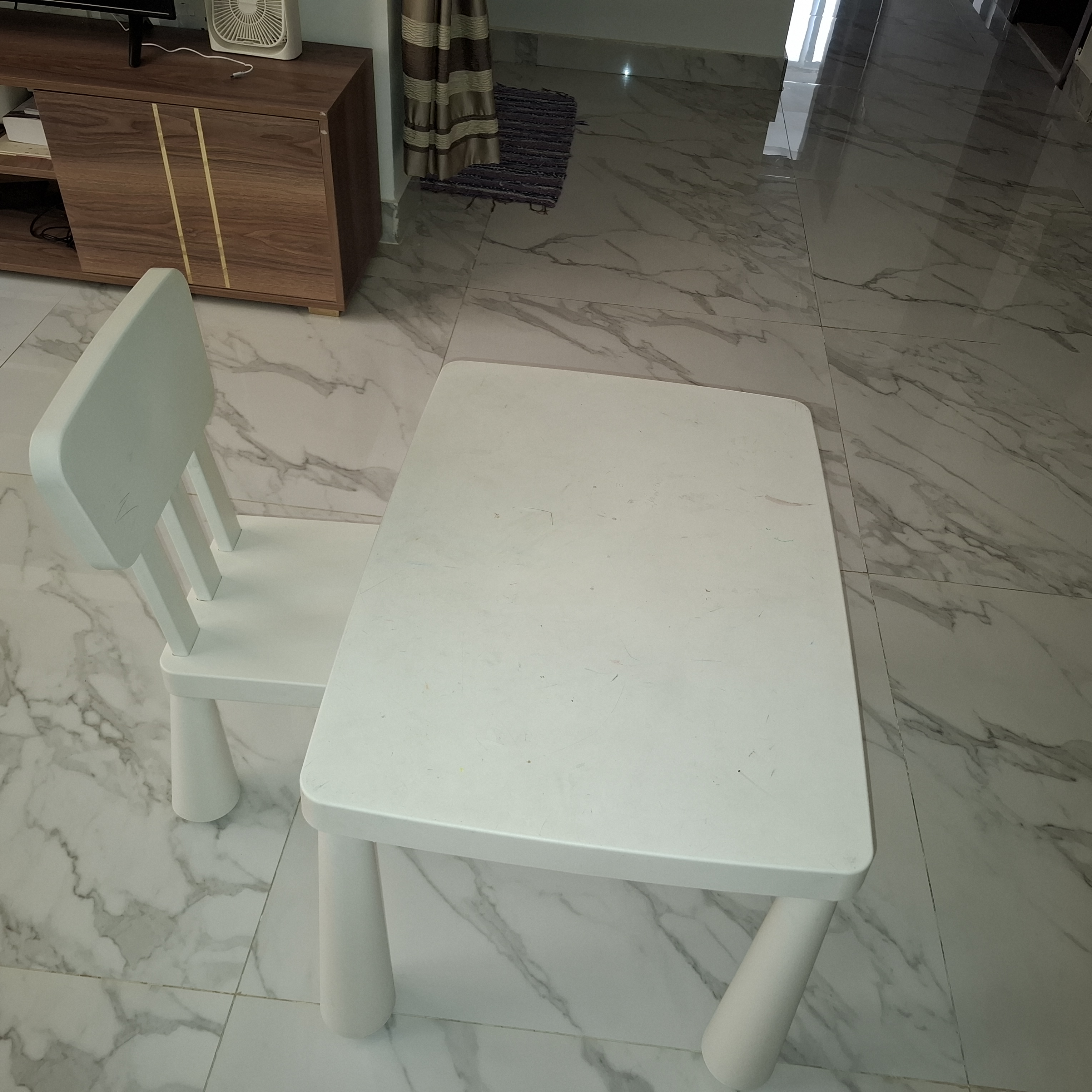 Small kids’ study / activity table with chair - Image 4