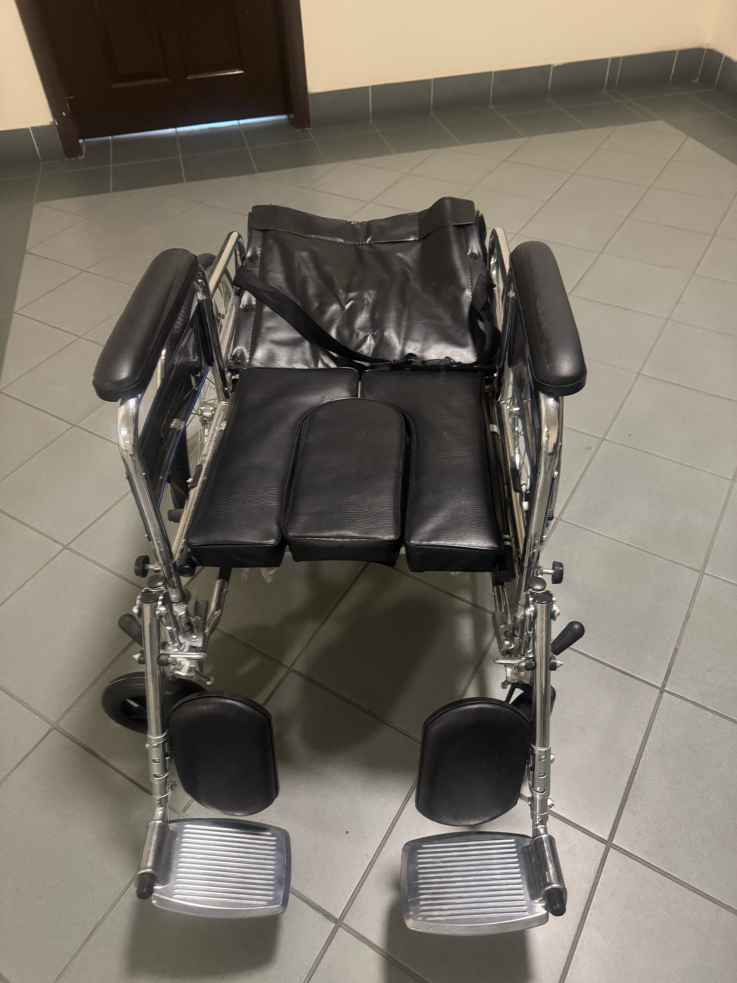 Medical wheelchair  - Image 9