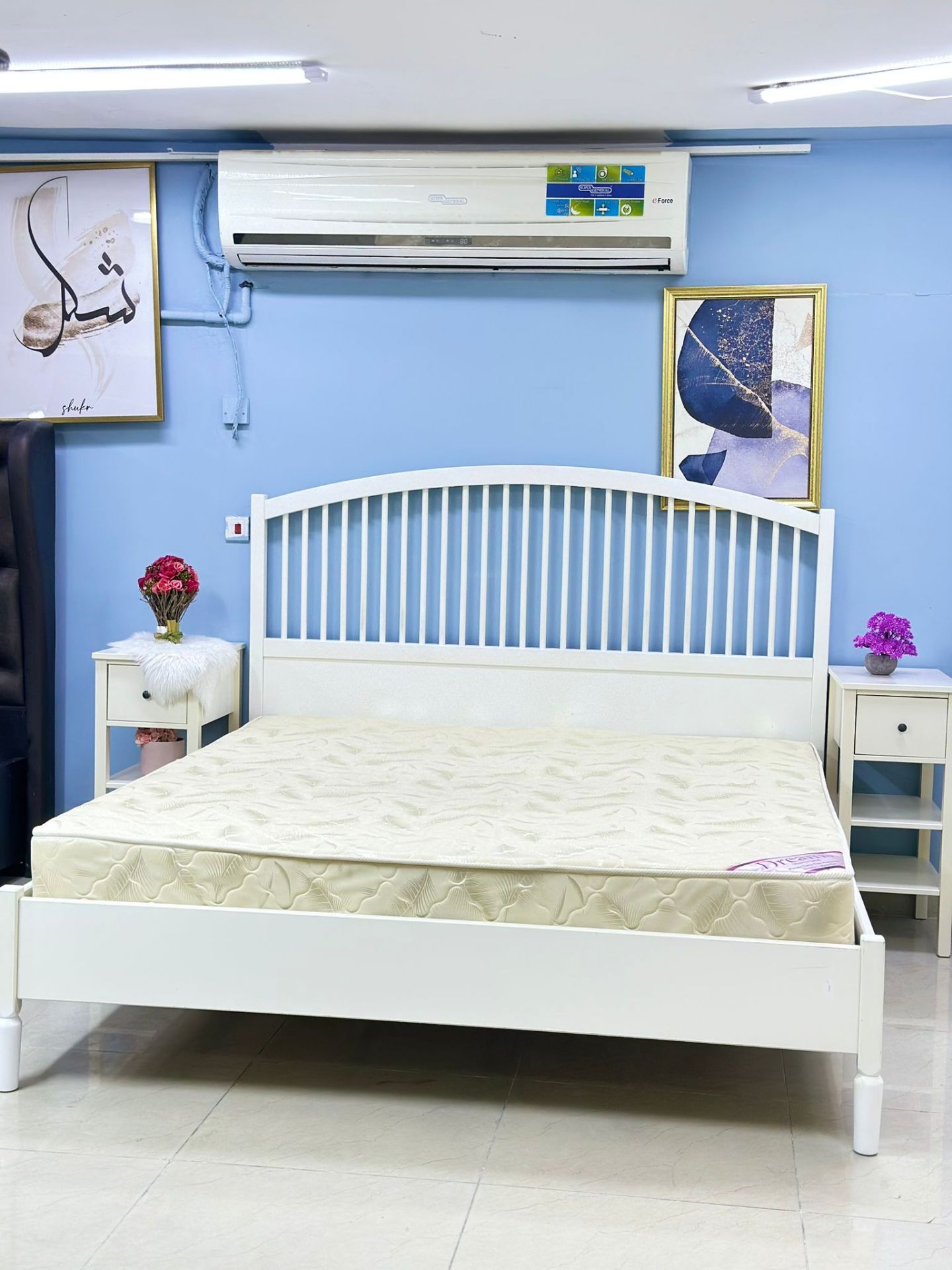 💥like new condition bed and two said table for sale - Image 3