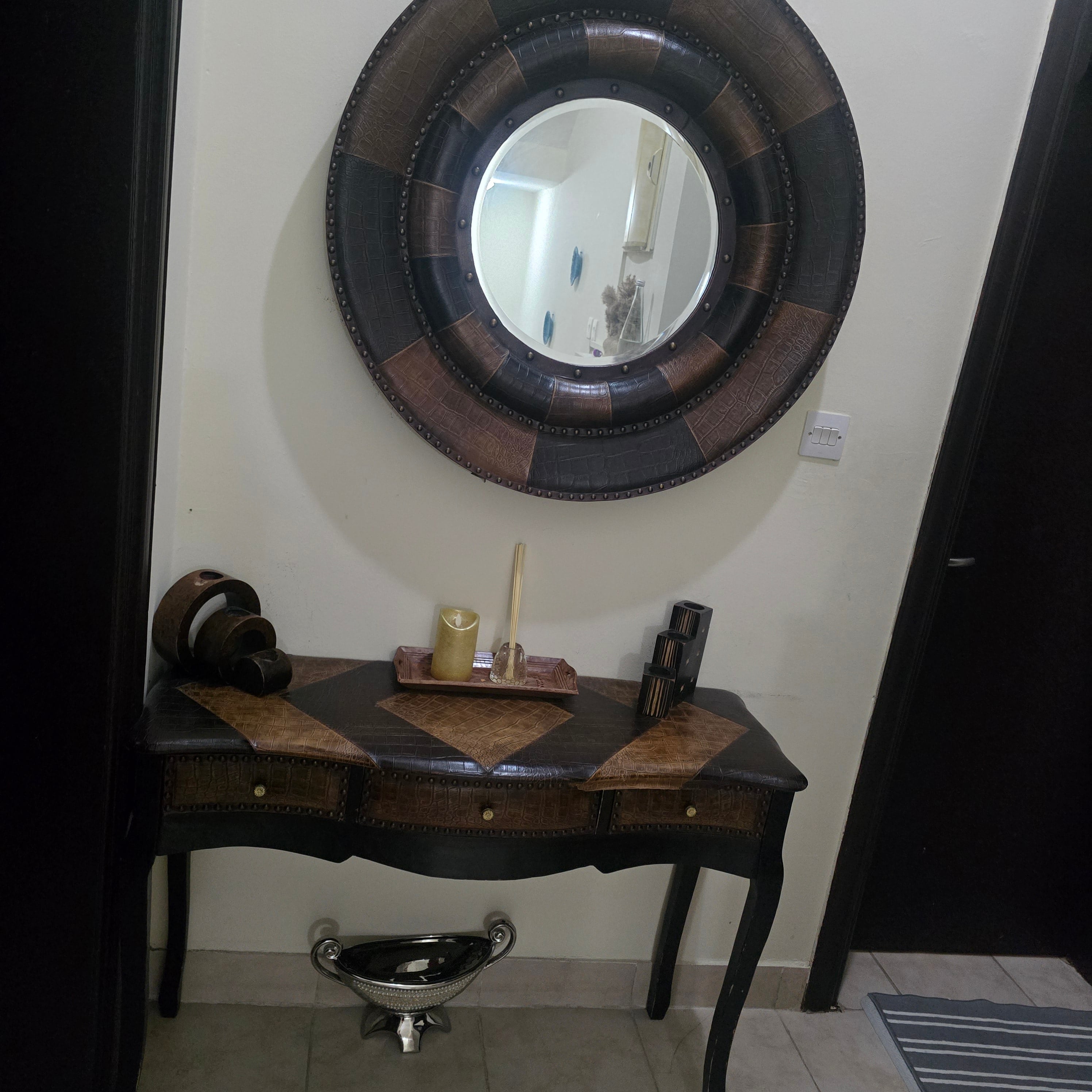 Console table with mirror - Image 1