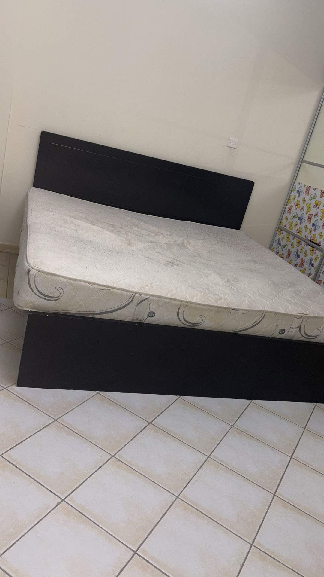 Urgent sale of bed set, sofa and table moving from Qatar - Image 1