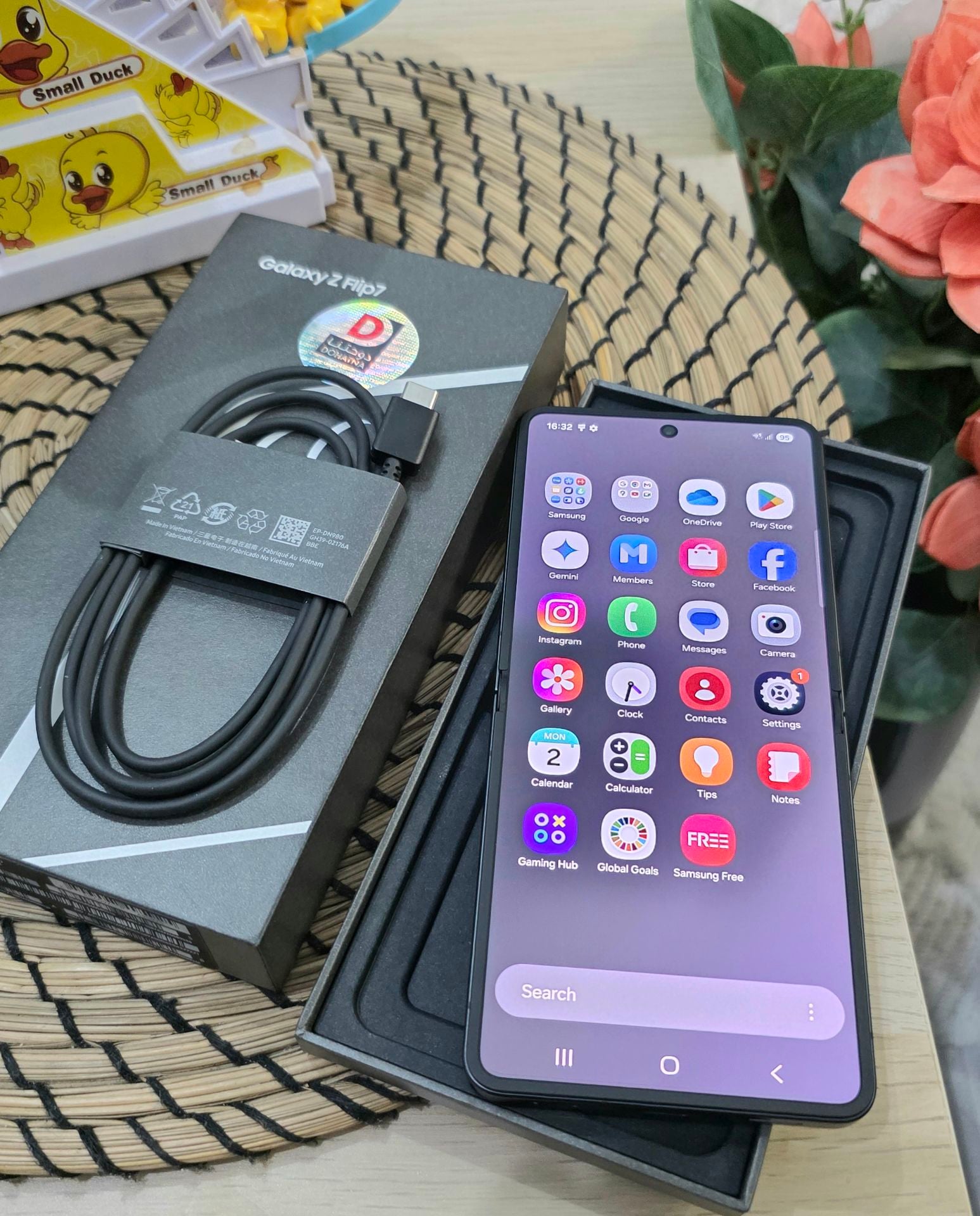 512Gb Galaxy Z Flip 7 JetBlack  - Image 2