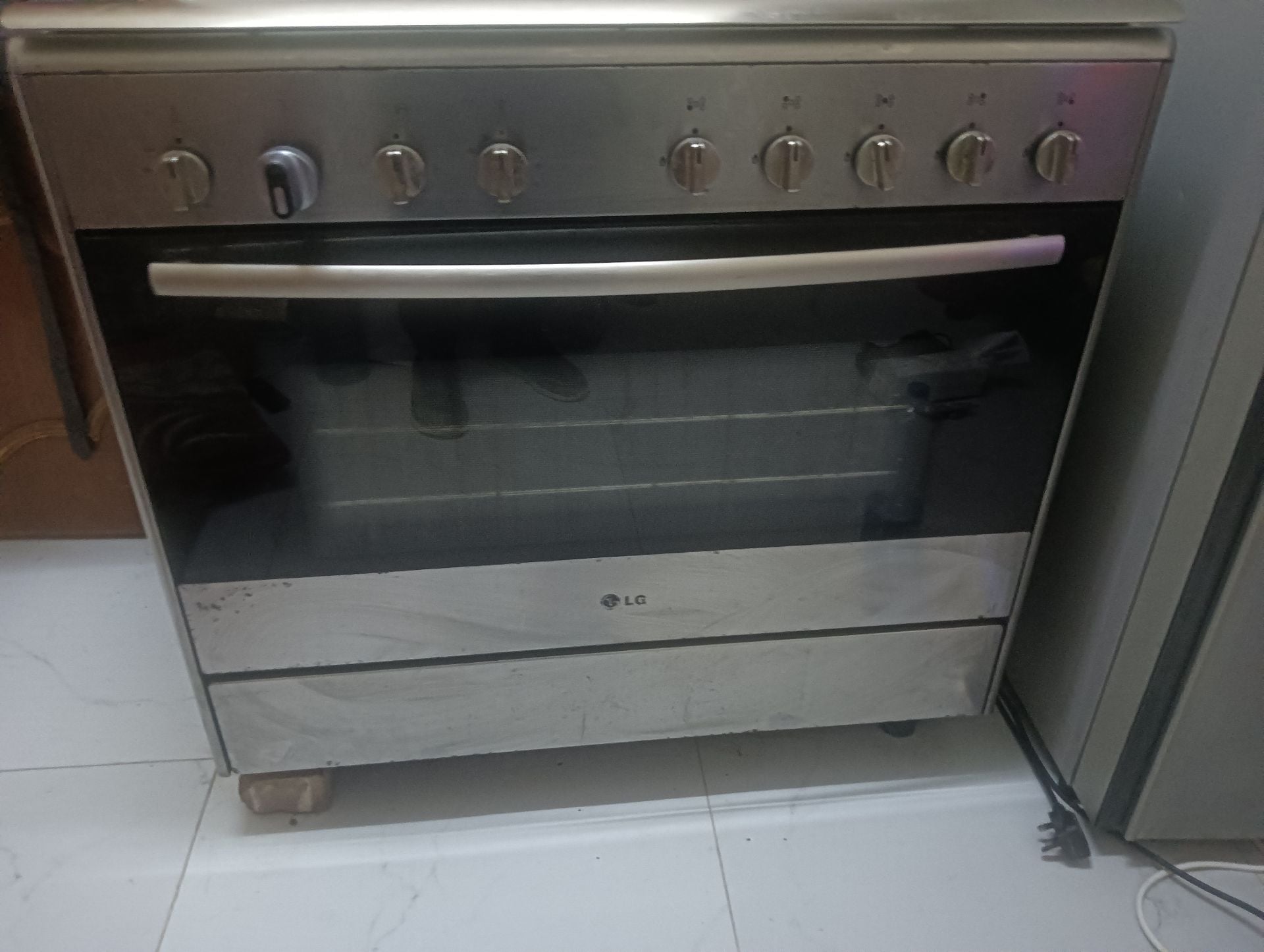For Sale: LG 5‑Plate Cooking Range – Excellent Condition - Image 2