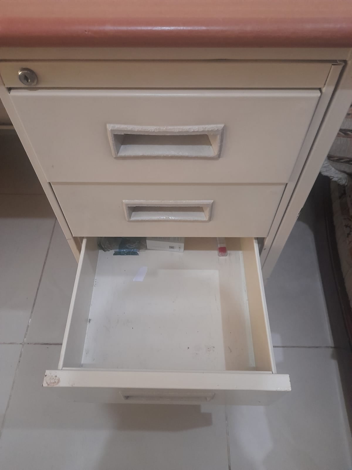 Table with storage metal body at QAR 200 (Negotiable) - Image 3