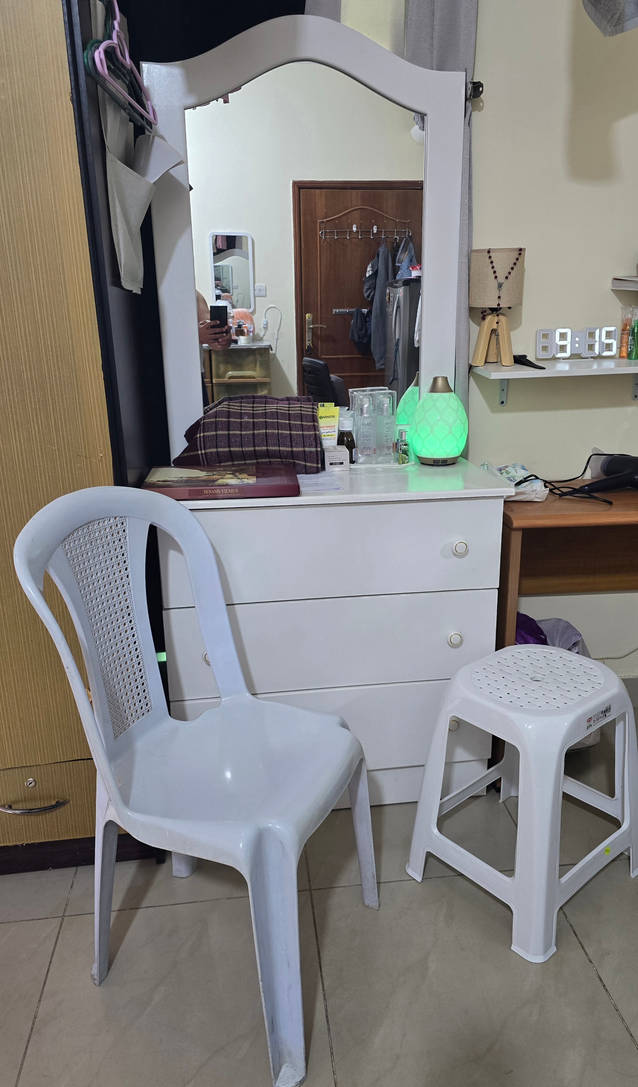 Dressing table with two chairs - Image 1