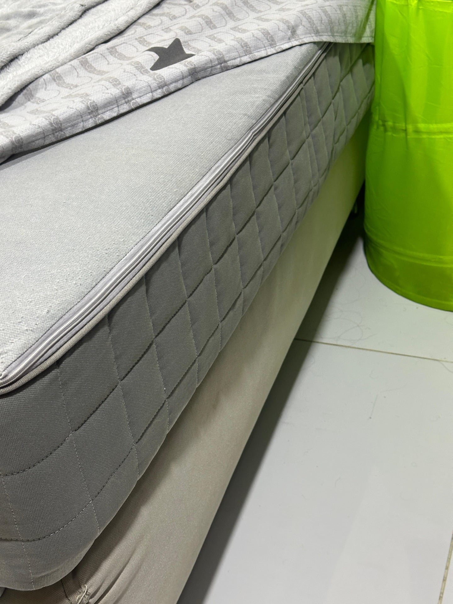Bed with spring mattress  - Image 3