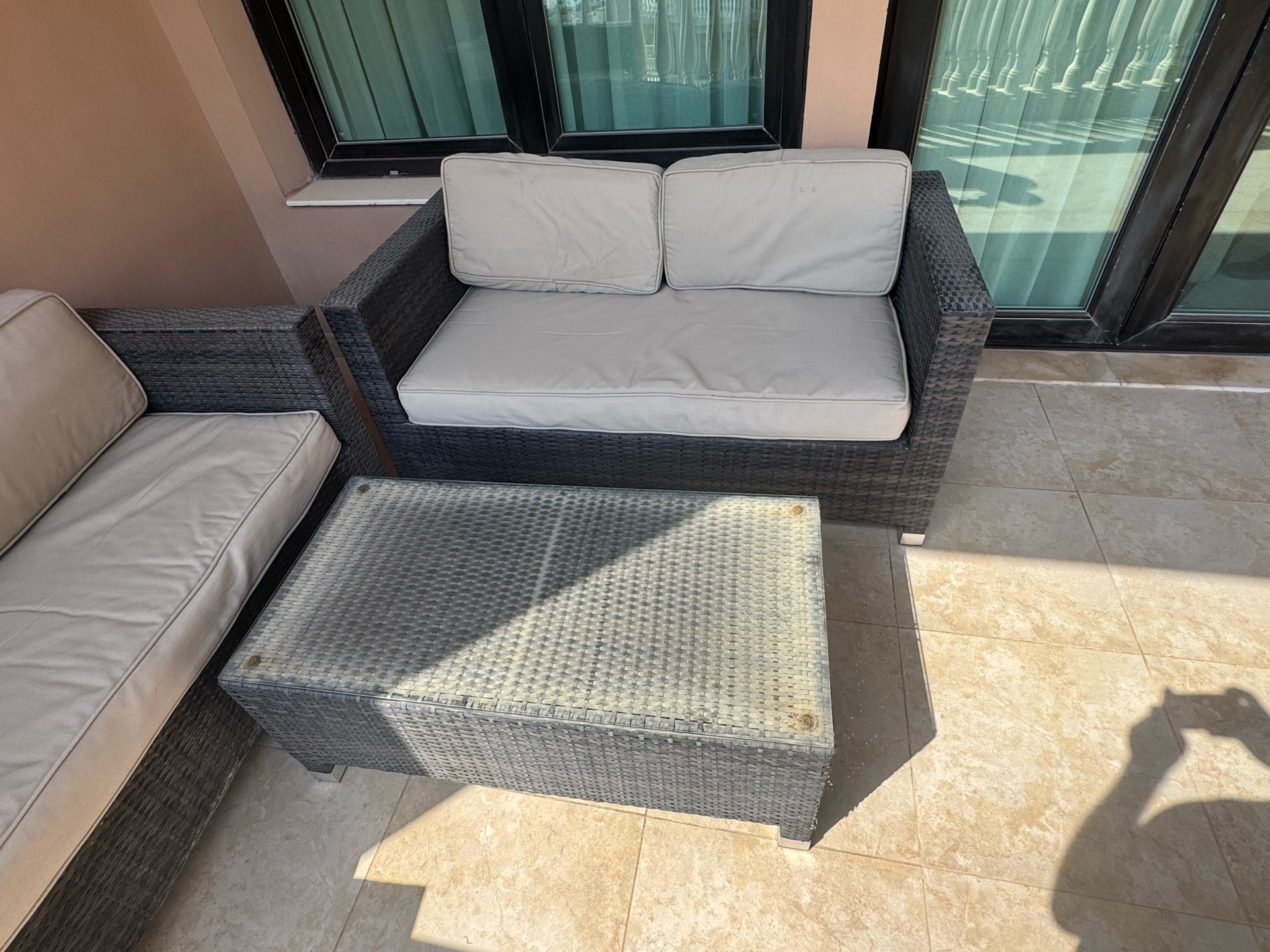 طقم أريكة خارجية مع طاولة - Image 3