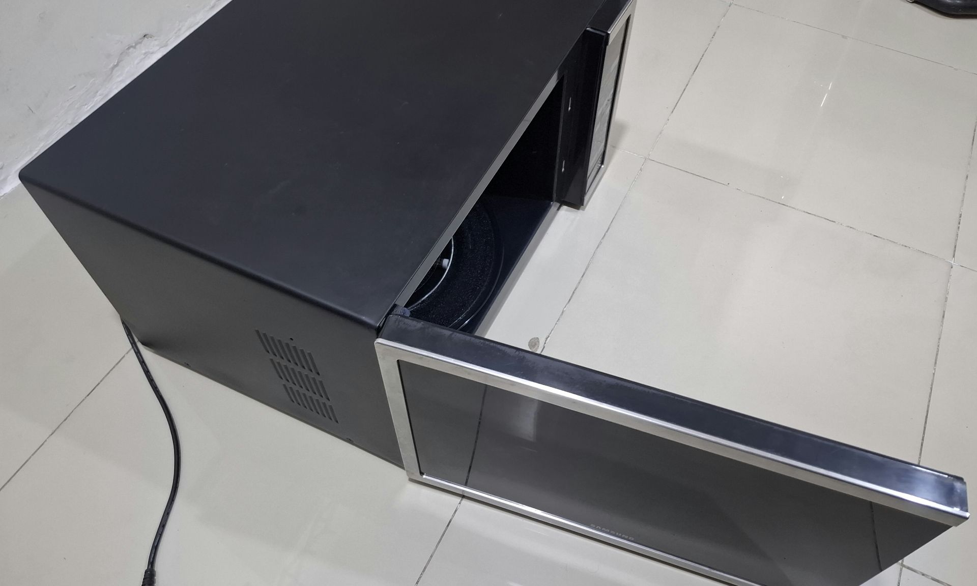 Samsung microwave oven  - Image 9