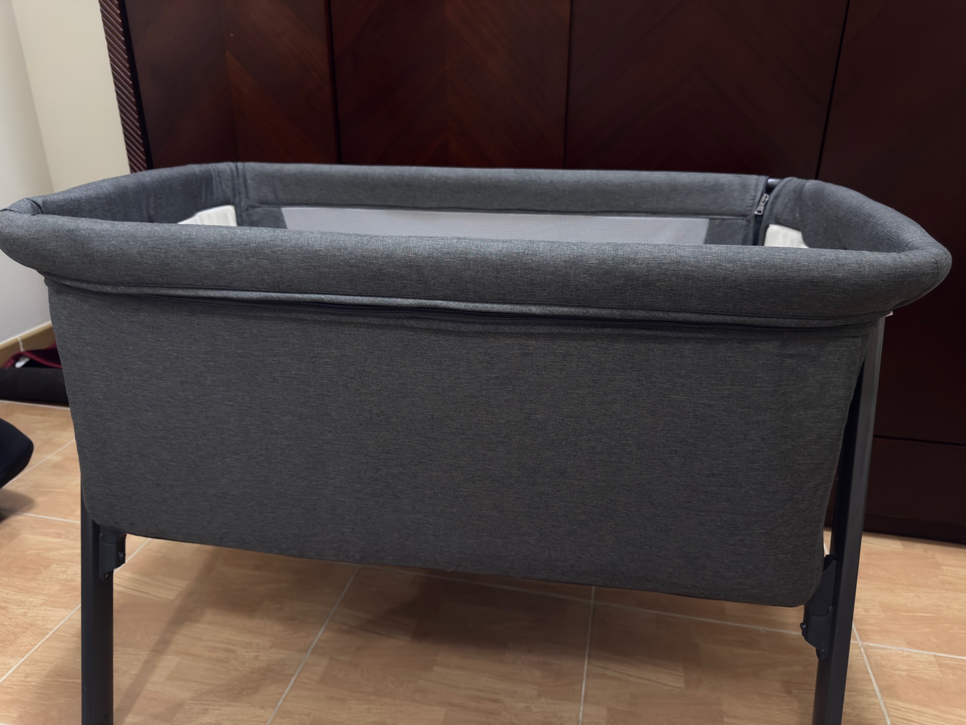 Juniors Peyton Bedside Bassinet & Co-Sleeper - Like New - Grey - Image 3