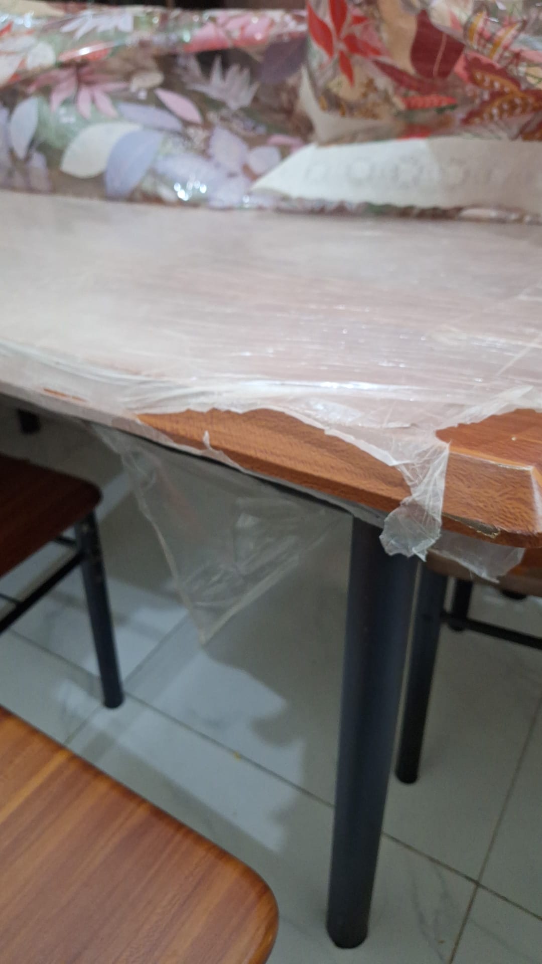 DINING TABLE WITH 5 CHAIRS SOLID IS FOR URGENT SALE - Image 3