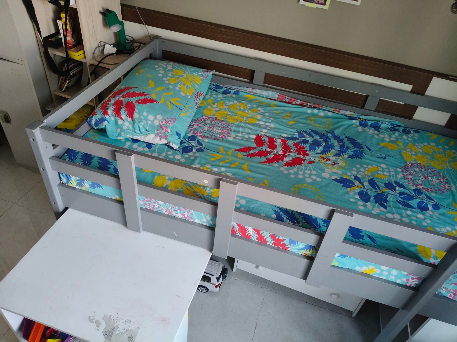 Kids bunk bed with sturdy table and bookshelf  - Image 3