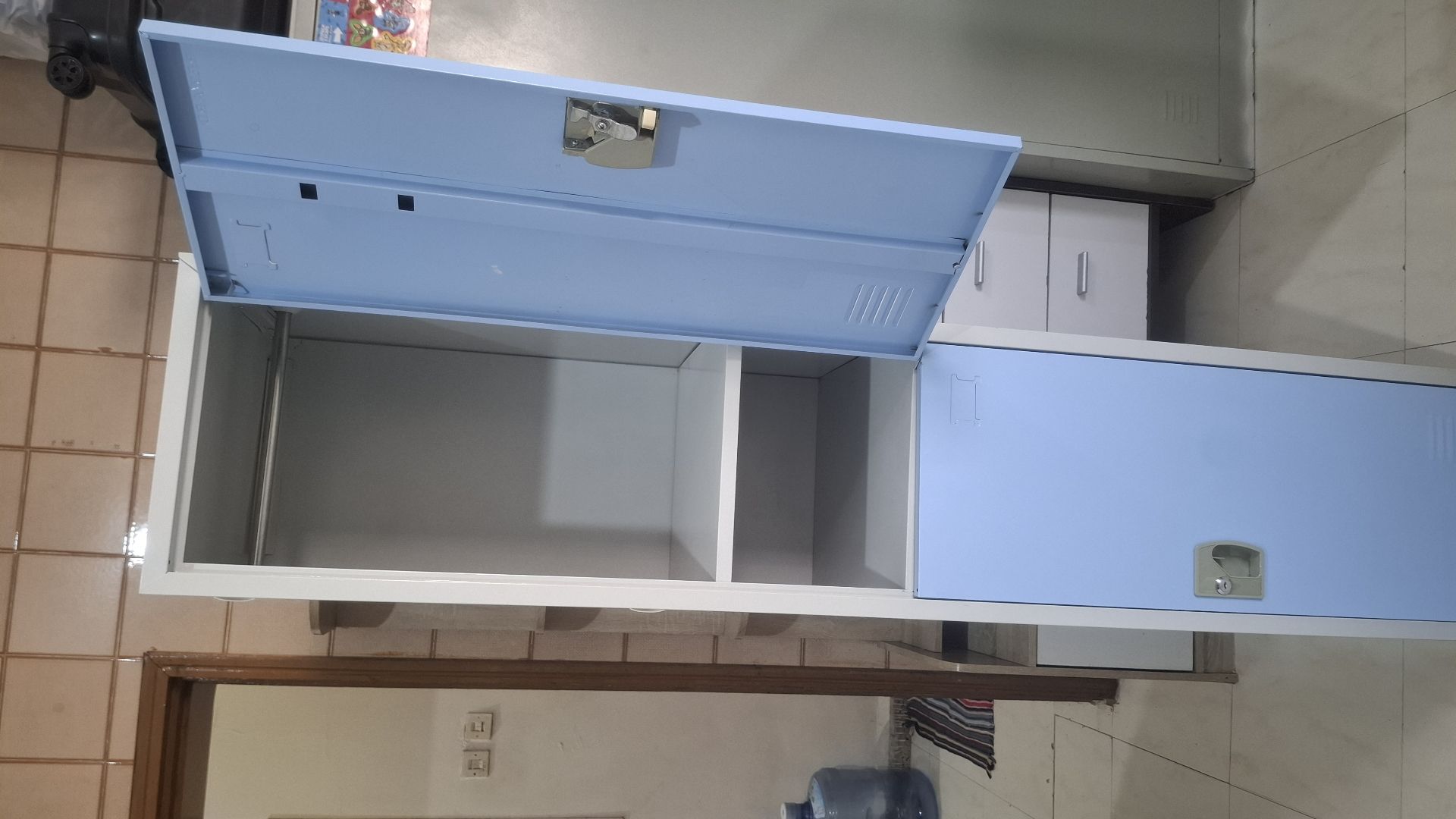 Steel locker 2 steps model with keys  - Image 6