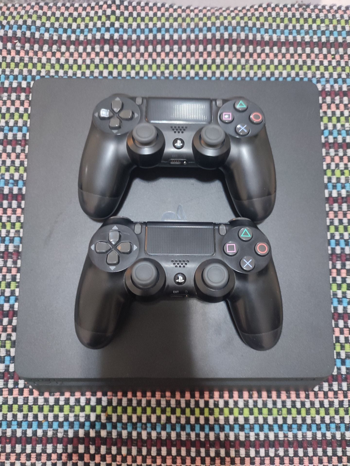 Playstation Slim - 1 TB and 2 controllers (Internally cleaned) no dust - Image 3