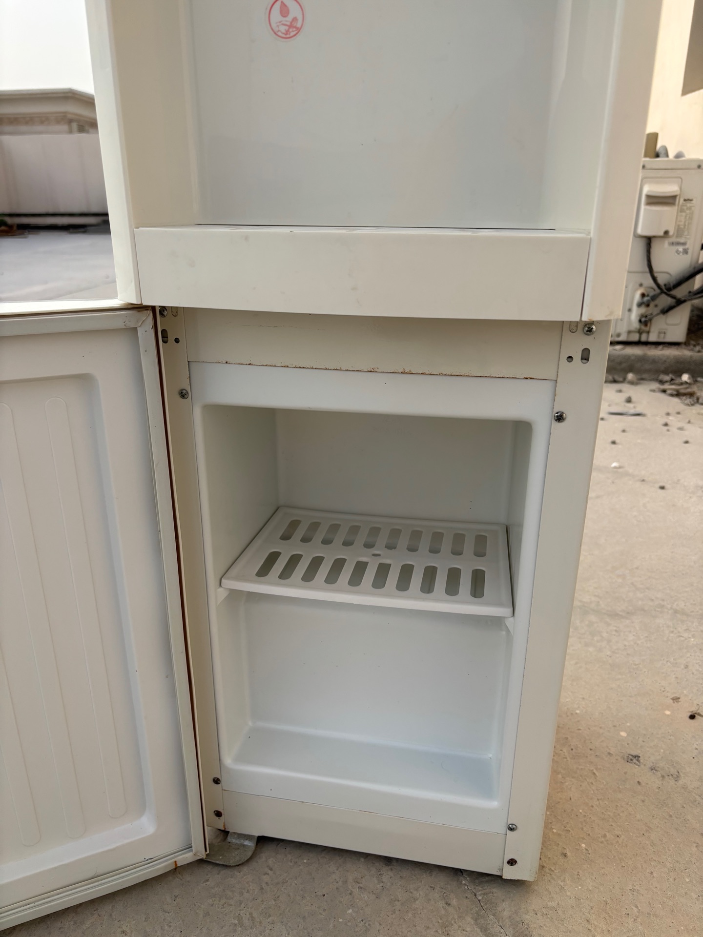 Geepas water dispenser with storage cabin - Image 2